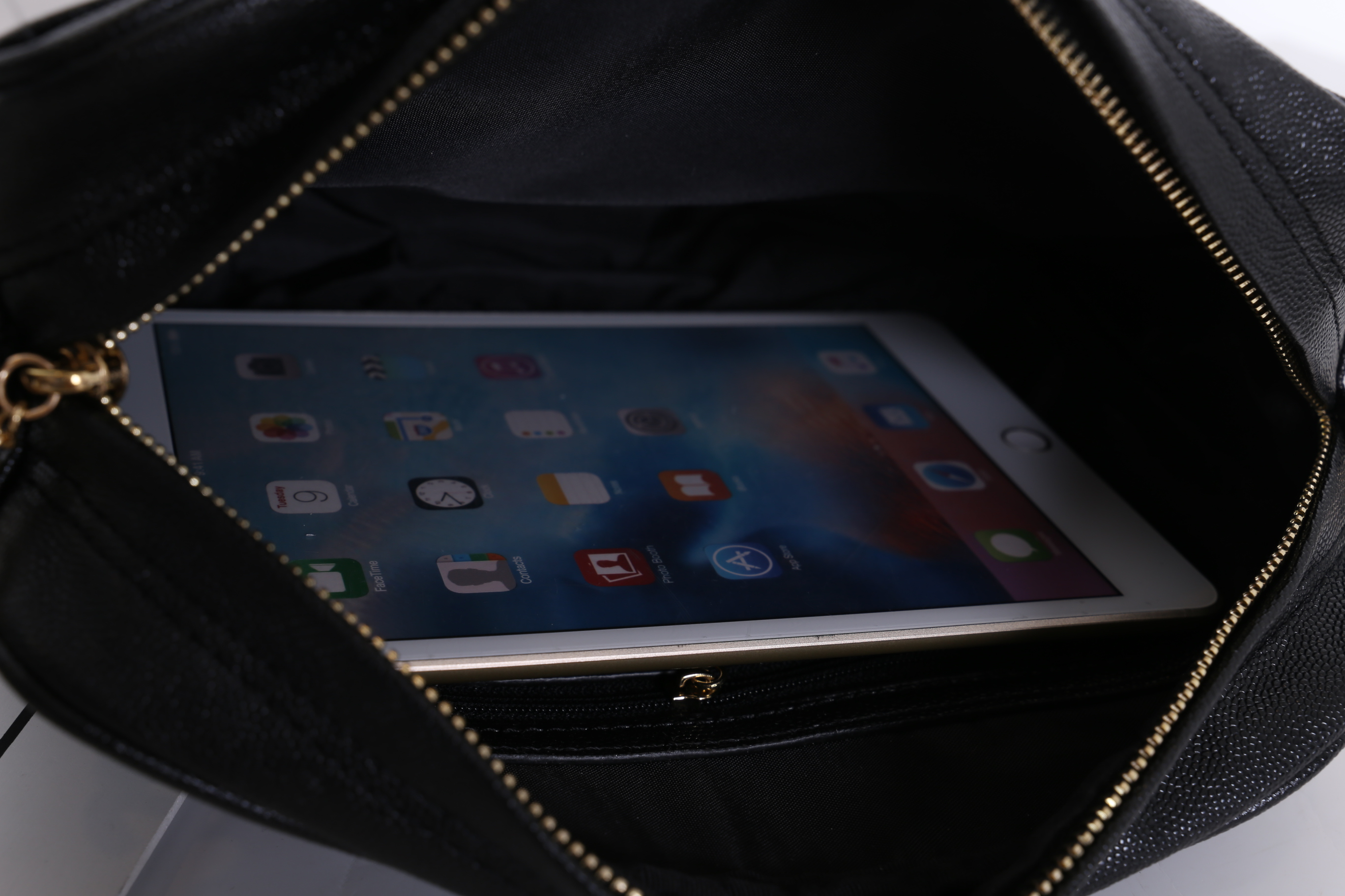 CHANEL chain caviar crossbody bag / Chanel Shoulder Bag With Chain กระเป๋าสะพายข้าง วัสดุหนังลายคาเวียร์ อะไหล่ทอง ด้านหน้ามี 1 ช่องโล่งใส่ Ipad ได้ ด้านหน้าเย็บโลโก้แบรนด์ สวยหรูมากๆ ค่ะ