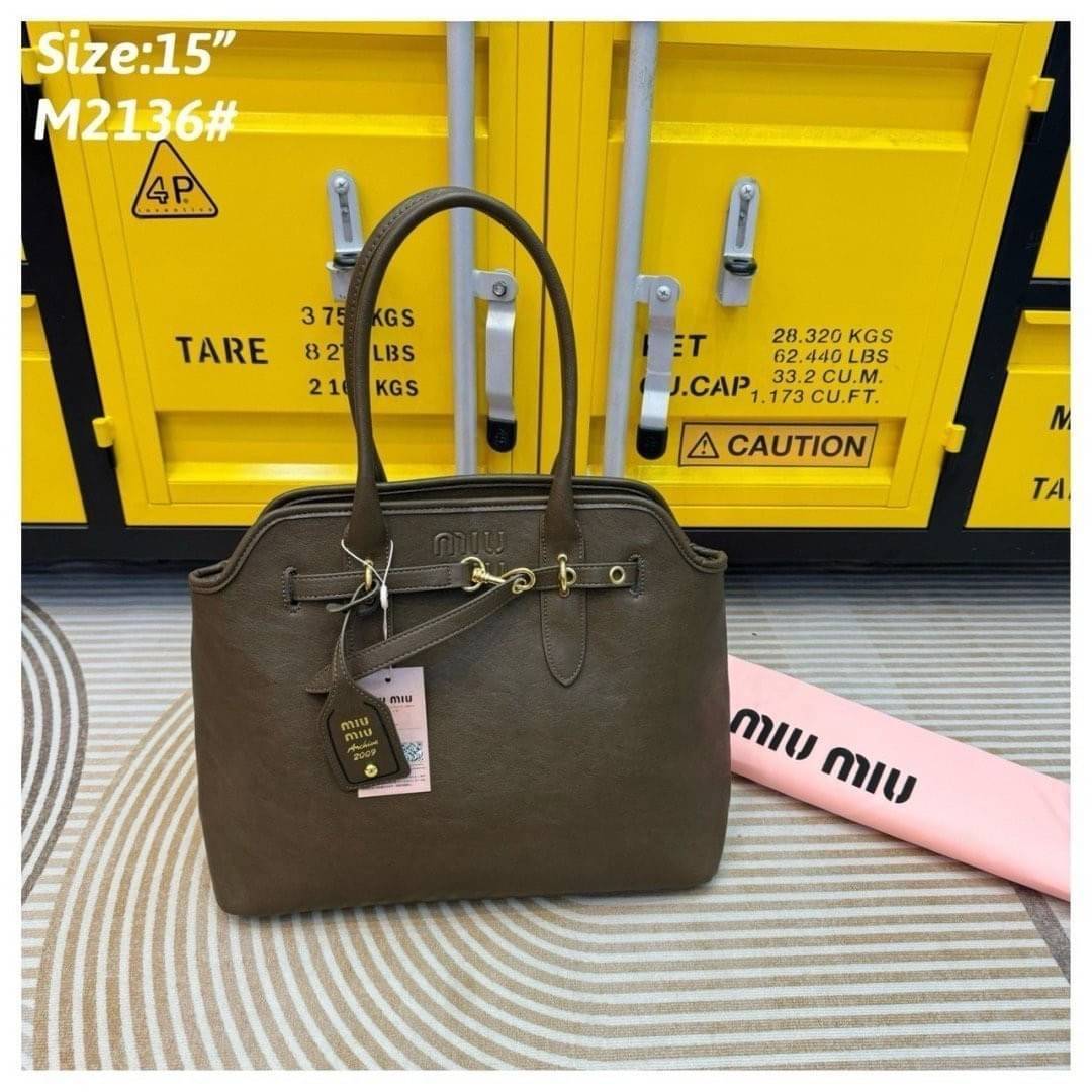 MIU MIU Aventure nappa leather bag กระเป๋าถือใบใหญ่ รุ่นใหม่สวยเก๋สุดชิค ทรงเก๋ ใช้งานง่าย เรียบหรูดูลัคชูสุดๆ เป็นไอเท็มที่ถือแล้วดูมีเทสมากกก