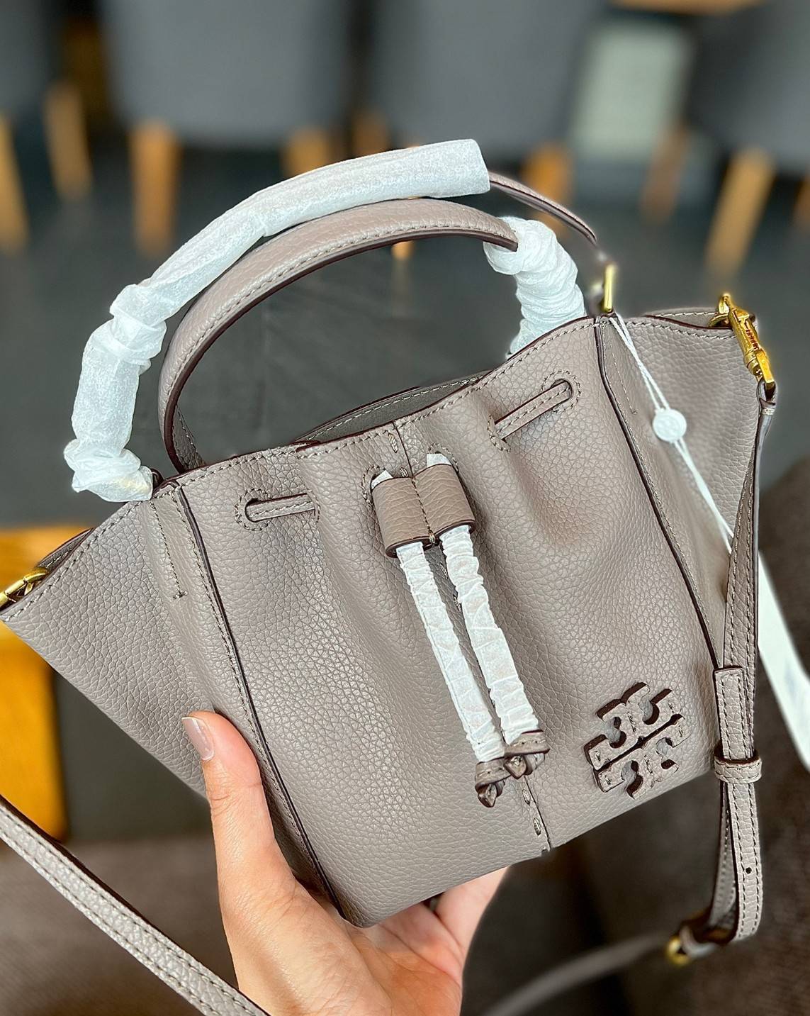 TORY BURCH MCGRAW DRAGONFLY MINI SATCHEL ((90474)) พร้อมส่งที่ไทย แนะนำต้องมีติดตัว สวยมากๆ! กระเป๋าหิ้วหรือสะพายข้างได้ หนังแกะนิ่มสวย อย่างดีเลยค่ะ ดีเทลด้านหน้าแบบหูรูด ปากกระเป๋าเปิดปิดแบบกระดุมแปลก ภายในโล่งกว้าง ใส่ของได้ครบครันหายห่วงค่ะ; มีช่องให้