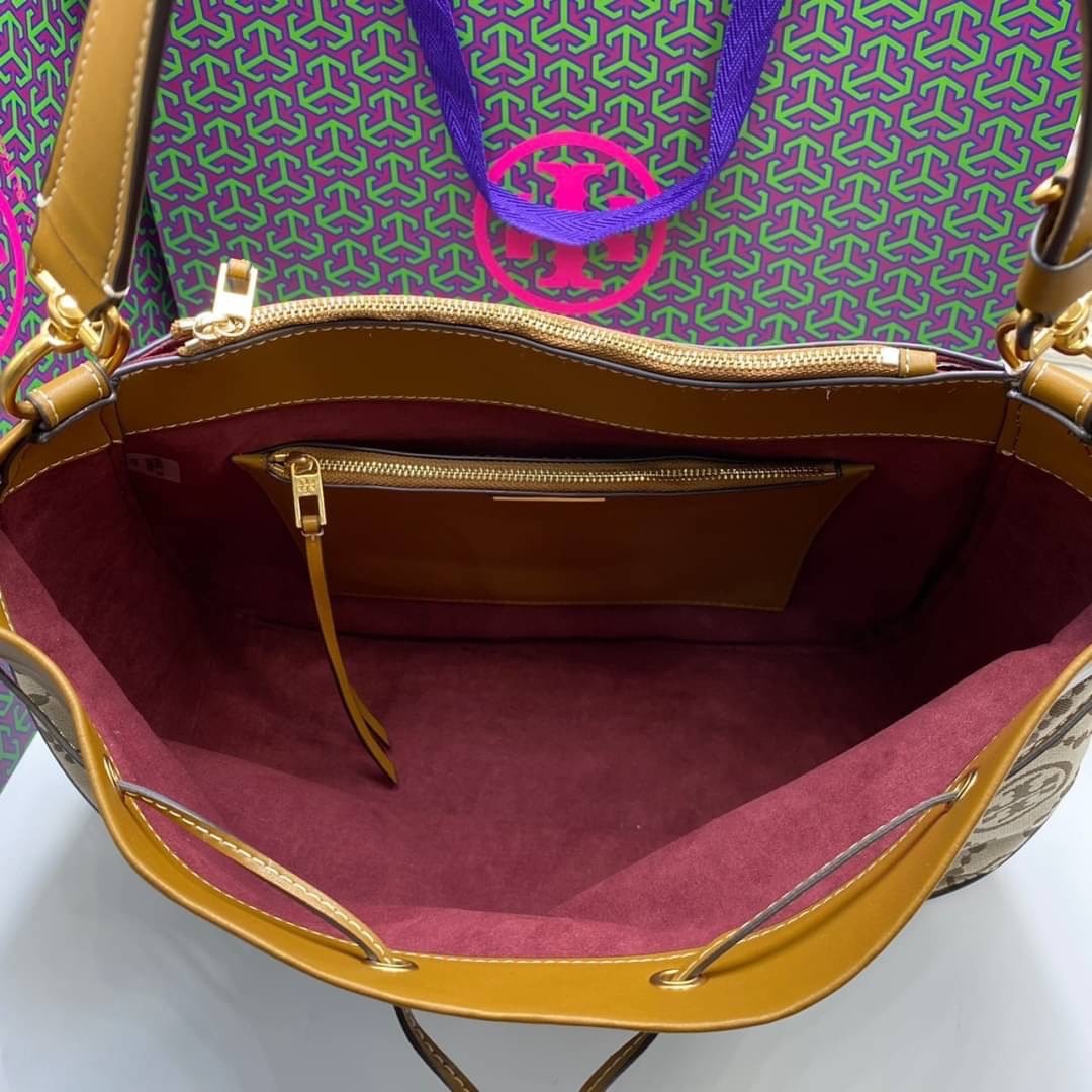 Tory burch t monogram jacquard drawstring hobo กระเป๋าถือและสะพายข้างทำจากผ้าใบ jacquard ตัดด้วยหนังแท้ อีกหนึ่งคอลเลคชั่นจาก T monogrameที่ออกแบบมาในรูปทรงกระเป๋า hobo ทรงสวย มีสไตล์เป็นทรงที่สาวๆนิยมใช้