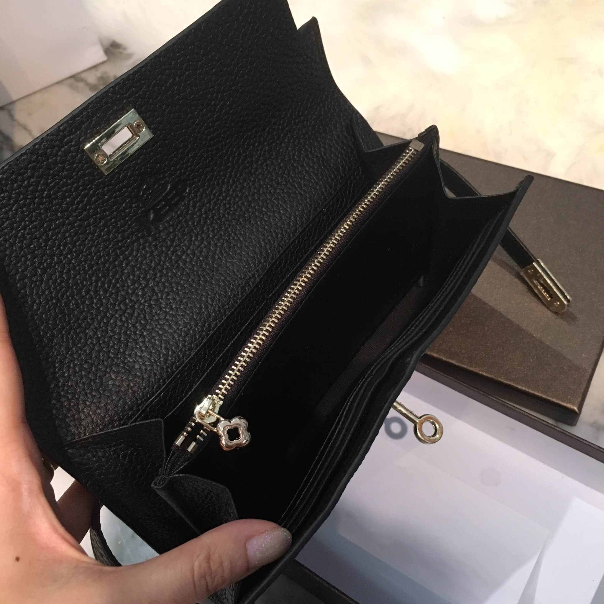 New arrival! Keep wallet milano leather bag มาใหม่ งานกระเป๋าสตางค์ใบยาว จุดเด่น หนังวัวแท้สวยๆ ลายหนังชัดสวยมากๆคะ ตัวกระเป๋าทรงสุดฮิตไม่ควรพลาด หนังดูแลรักษาง่าย ทนทานคะ อะไหล่ทองหรู ดีงามที่สุด ภายใน มีช่องใส่บัตรเยอะ พร้อมช่องใส่เหรียญ อย่างดี ใส่มือถ