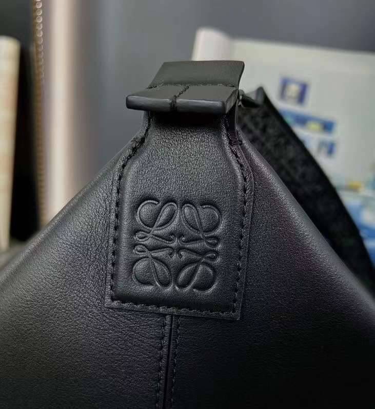 LOEWE Cubi leather crossbody bag / LOEWE IN SUPPLE SMOOTH CALFSKIN CUBI CROSSBODY BAG พร้อมส่ง **สินค้าเกรดท็อปออริจินอล 1:1 เกรดดีสุด สลับแท้ ใช้งานต่างประเทศได้