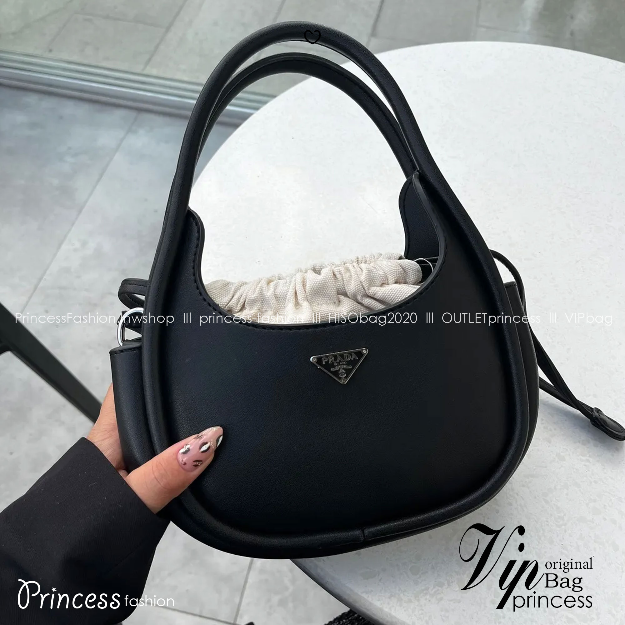 PRADA leather handbag กระเป๋าถือดีไซน์สวย ใช้งานง่าย มีกระเป๋าผ้าเชือกผูกเพิ่มกิมมิกได้อย่างลงตัวน่ารัก มาพร้อมสายสะพายยาวถอดได้ ปรับใช้ได้กับทุกลุคและแมทช์กับทุกสไตล์ แนะนำเลยจ้า