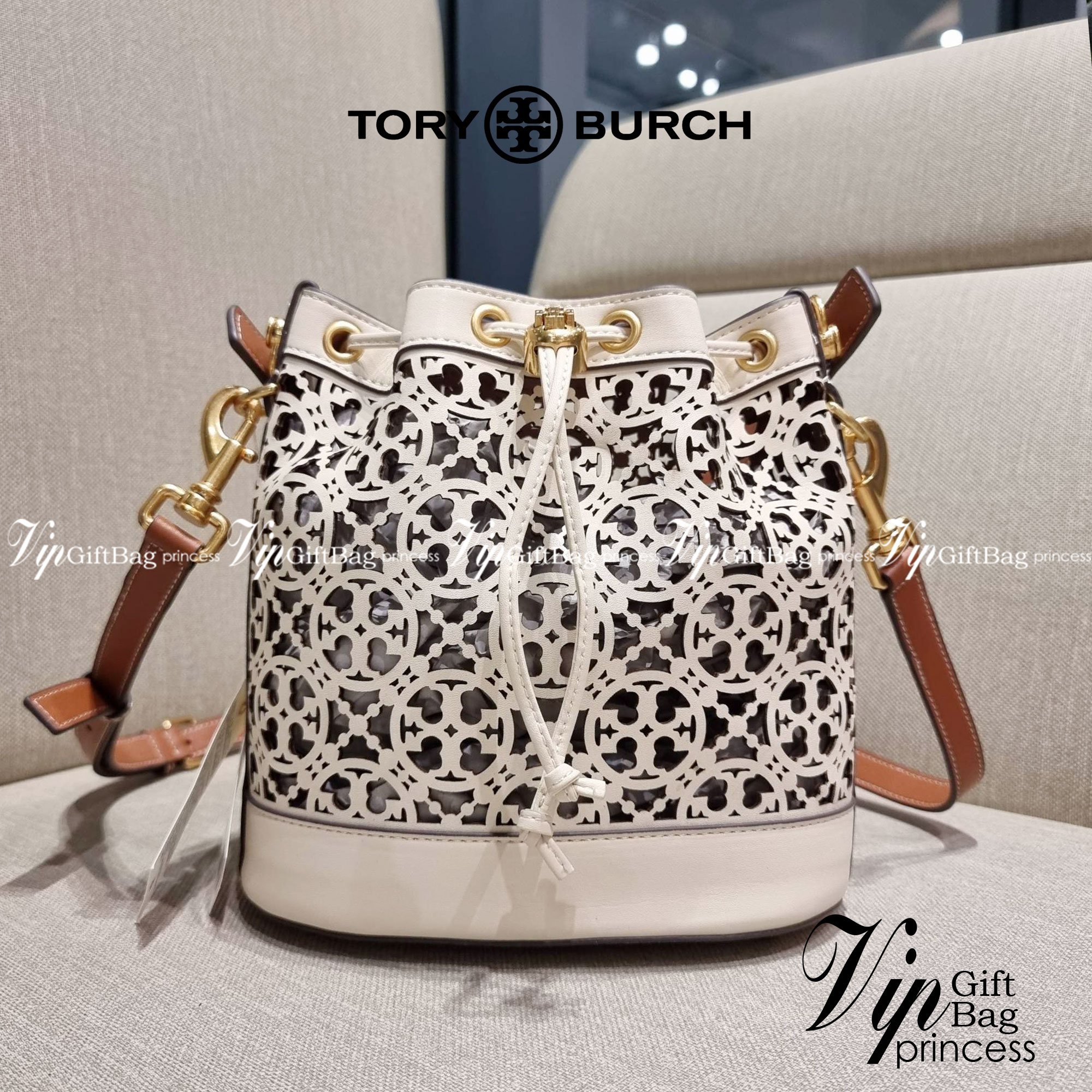 TORY BURCH T MONOGRAM LASER-CUT BUCKET BAG ใจบางที่สุดกับคอลเลคชั่นนี้ กับกระเป๋าสะพายทรงบัคเก็ต รุ่นชูโรงสุดฮิต ที่เพิ่มดีเทลความแพงด้วยการฉลุลวดลายโมโนแกรมรอบใบ ถักทอเป็นเส้นลายสานที่สวยงามมาก งานฝีมือจริงๆ วัสดุหนัง cowhide รูดเปิด-ปิดด้วยเส้นหนัง มาพร