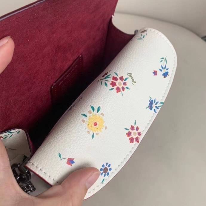 COACH TABBY CROSSBODY WITH WILDFLOWER PRINT ((810)) พร้อมส่งที่ไทยค่ะ! กระเป๋าสะพายครอสบอดี้ร์หรือสามารถถือแบบคลัทออกงานสวยๆได้เลยนะคะ วัสดุหนังแท้ หนังนิ่มค่ะ