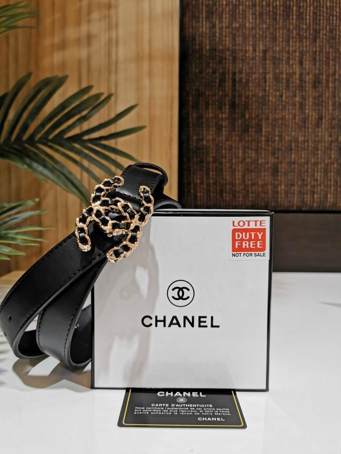 Chanel Vintage Logo Leather Belt VIP Gift With Purchase (GWP) พรีเมี่ยมกิ๊ฟ Limited จาก CHANEL PARFUME DUTYFREE วัสดุ Calfskin หนังแท้เรียบสวย หัวเข็มขัดโลโก้แบรนด์ 3D Vintage สายปรับระดับได้ มาในดีไซน์คลาสสิคเรียบหรูเข้ากับทุกลุ๊คแบบไม่มีเอ้าท์ พร้อม Ori