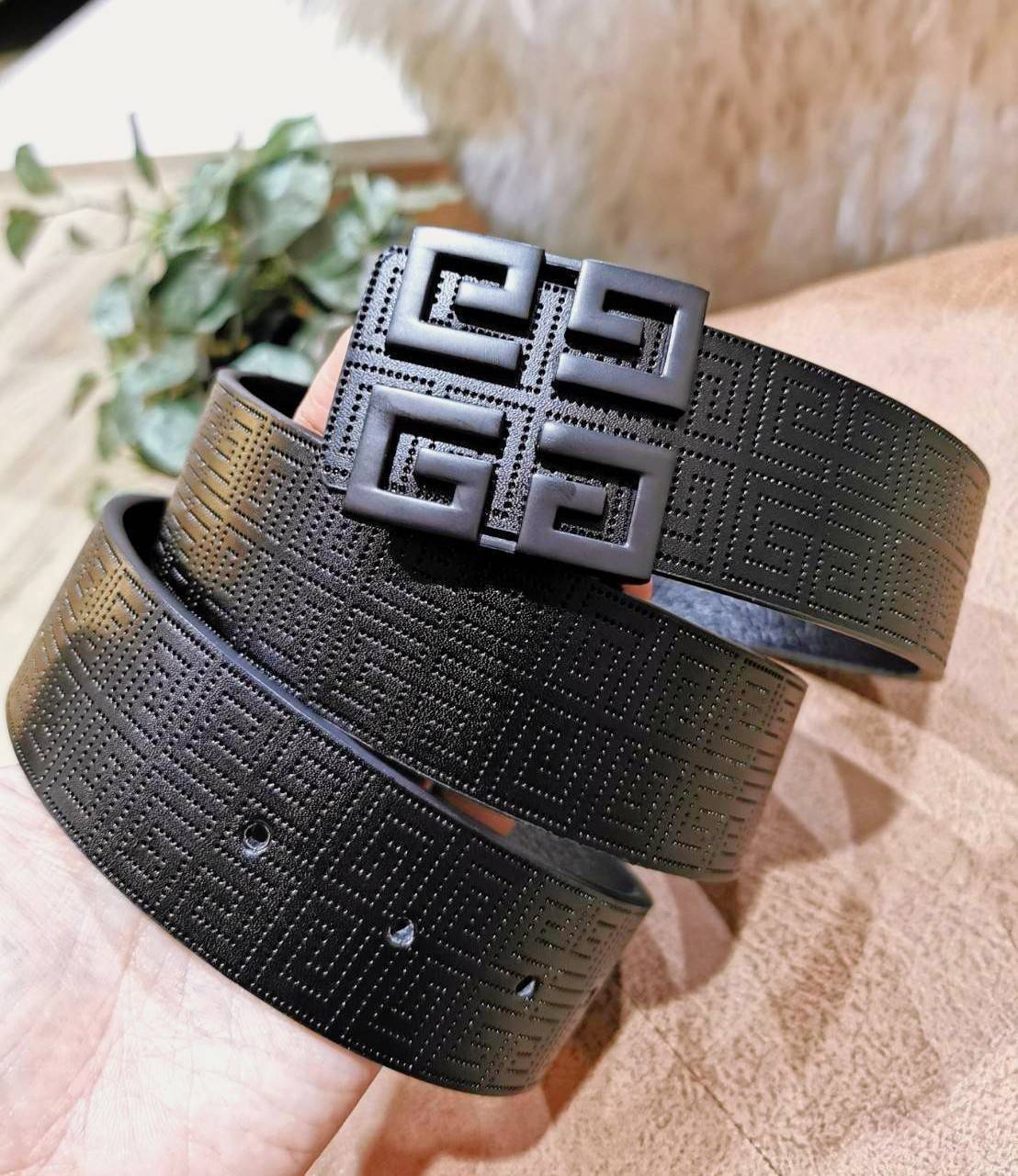 Givenchy Logo Leather Belt VIP Gift With Purchase (GWP) พรีเมี่ยมกิ๊ฟ Limited Edition จาก GIVENCHY PARFUME DUTYFREE วัสดุ Calfskin สีดำปั๊มลายแบรนด์สวยหรูดูดี หัวเข็มขัดโลโก้แบรนด์ 3D สายปรับระดับได้ ดีไซน์คลาสสิคเข้ากับทุกลุ๊คไม่มีเอ้าท์ ใช้ได้ทั้งชายและ
