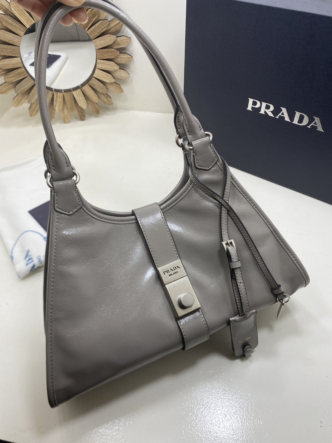 TOP ORI หนังแท้ | เกรดดีสุด PRADA Medium leather tote bag / pradahobo กระเป๋าสะพายทรงโฮโบ คลาสสิคหนังเงาสวยหรูดูแพง ใบใหญ่กำลังดี ดีไซน์ใหม่ล่าสุด ภายในโล่งกว้าง จุของได้สบายๆ