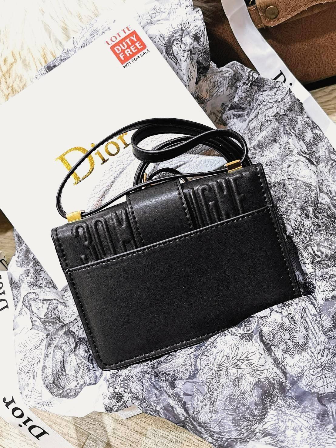 CHRISTIAN DIOR MINI BAG VIP GIFT WITH PURCHASE (GWP) พรีเมี่ยมกิ้ฟ Limited Edition จาก DIOR DUTYFREE COUNTER วัสดุหนังแท้ Calfskin ทรงสี่เหลี่ยมหนังเรียบสวยหรูอยู่ทรงเปิดปิดด้วยฝาปิดโลโก้แบรนด์อะไหล่ทองด้านหลังมีช่องใส่ของ ภายในโล่งมีโลโก้สามารถใส่มือถือข
