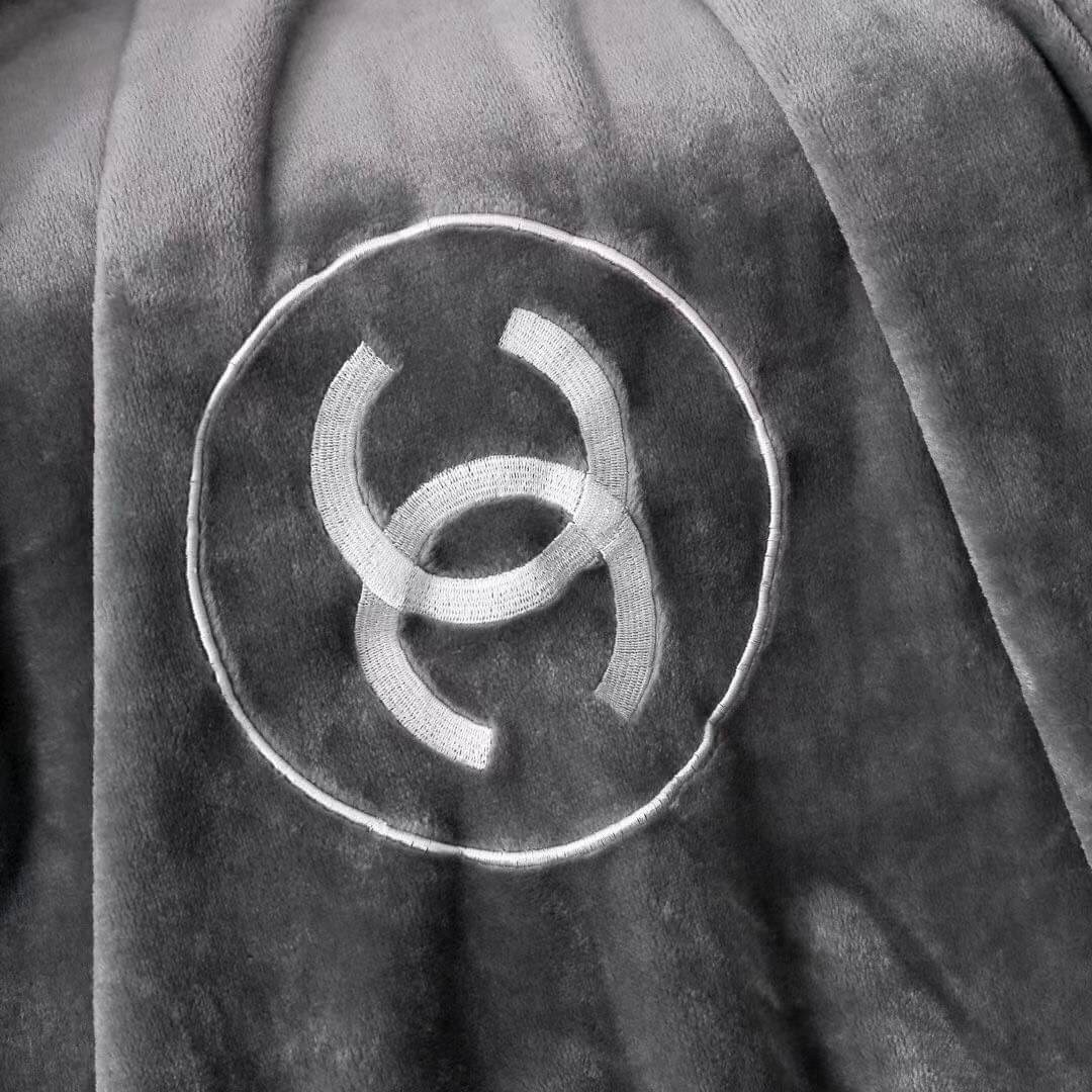 VIP GIFT 】Best Gift! Chanel Blanket พร้อมส่งไอเท็มแนะนำ ผ้าห่มนุ่มนิ่ม ขนปุยๆๆ สบายผิวมาก เนื้อผ้านิ่มฟูนุ่มใช้ได้ทุกโอกาส ขนาดกำลังดี พกพาสะดวก สามารถพกไว้ใช้ในรถ ใช้ในออฟฟิศได้ จะซื้อใช้เองหรือมอบเป็นของขวัญก็ดูดีพร้อมส่งที่ไทย ราคาสุดคุ้มไม่ต้องรอพรีฯ
