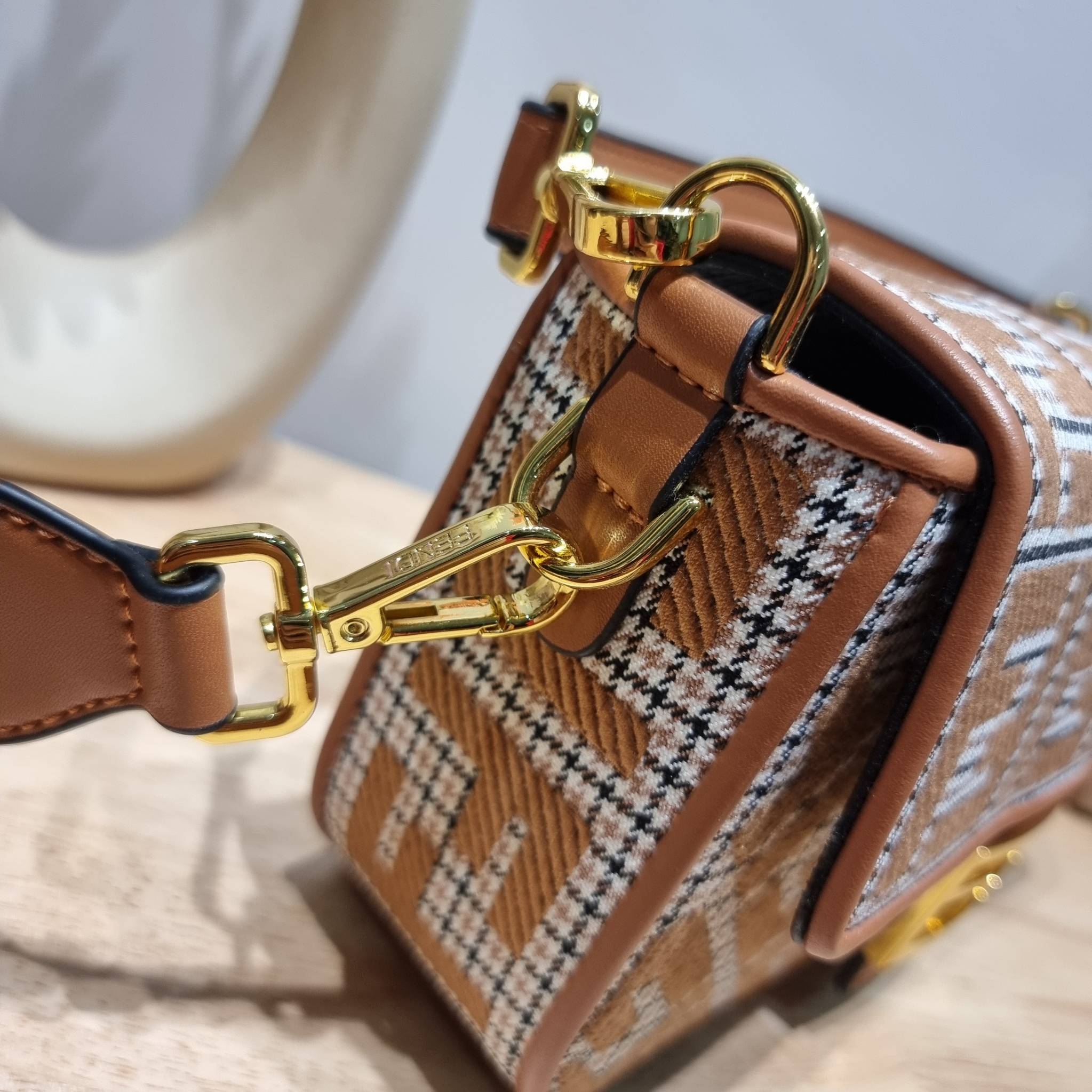 FENDI BAGUETTE MONOGRAM PRINT SHOULDER BAG / FENDI Baguette Brown houndstooth wool bag with FF embroidery อีกหนึ่งรุ่นใหม่ ปังไม่ไหวจ้าแม่!! กระเป๋าสะพายทรงแบคเกตต์ ดีไซน์ลวดลายรอบใบ มี texture โดดเด่นน่าใช้ ดูหรูและคลาสสิค