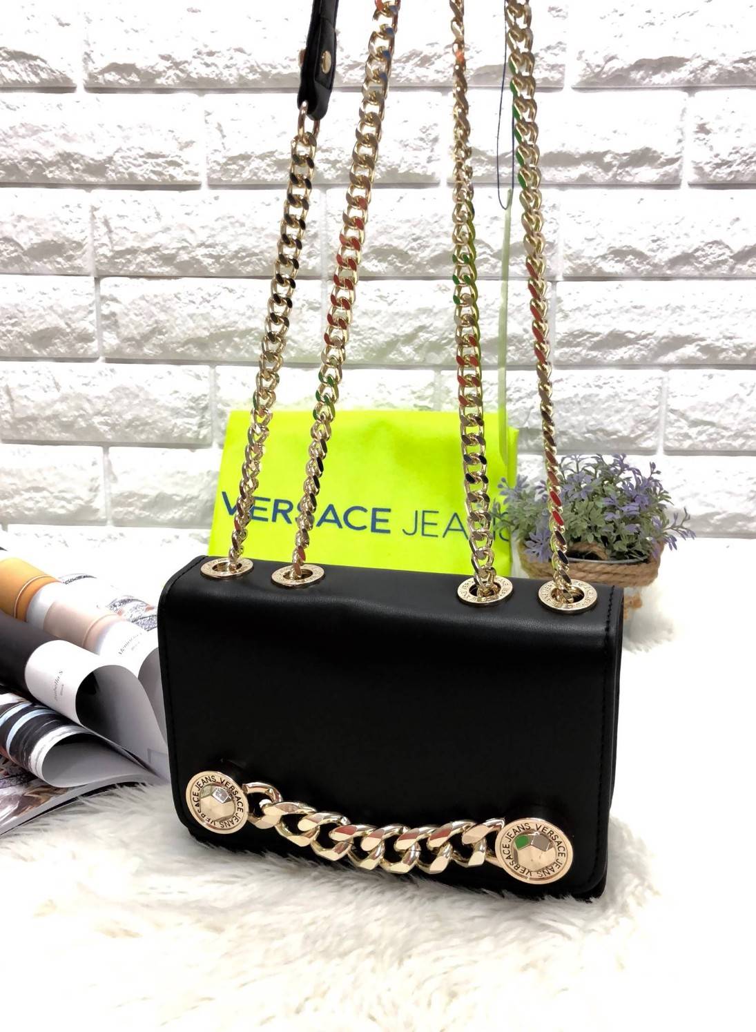 VERSACE JEANS NAPPA CROSSBODY BAG New in! กระเป๋าสะพาย วัสดุหนัง pu. เรียบเนื้อดี ปรับเปลี่ยนรูปแบบการใช้งานได้ถึง 3 แบบ สะพายข้าง, crossbody หรือคล้องไหล่ได้ อะไหล่ทองเหลื่อมๆ ดูวินเทจ เปิดปิดกระเป๋าแบบฝาปิดกระดุมแม่เหล็ก ใส่ wallet สั้น มือถือได้ทุกรุ่น