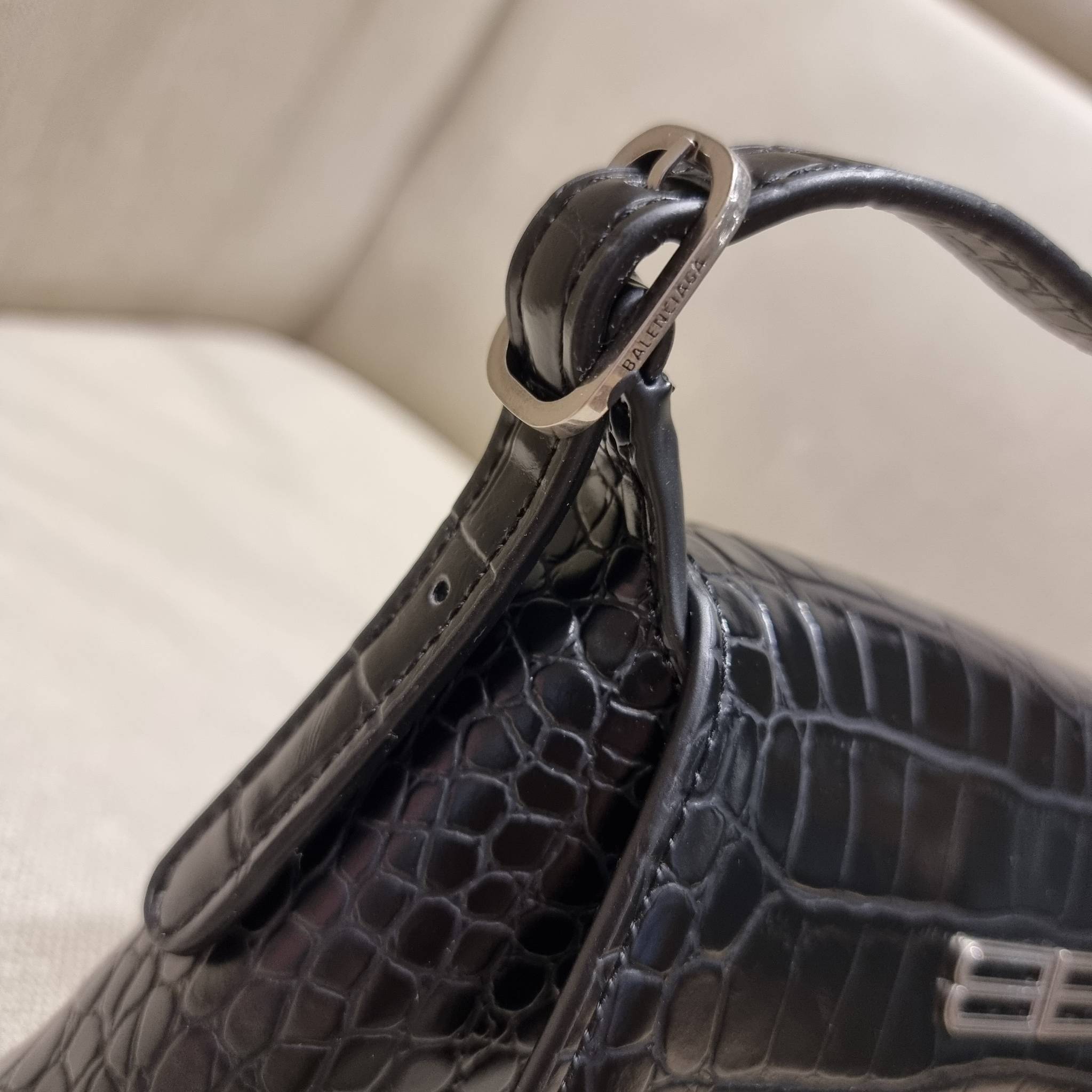 Balenciaga XX small flap bag กระเป๋าสะพายดีไซน์สวยเลิศ!! ไม่ซ้ำ เอกลักษณ์ที่โดดเด่นด้วยรูปทรง และขนาดที่กำลังเหมาะใช้งาน พร้อมดีไปหมด!! วัสดุหนังลายจระเข้ ขึ้นเงาคมชัด เปิด-ปิดด้วยกระดุมแม่เหล็ก ภายในกระเป๋าเป็นช่องโล่ง ใส่ของสำคัญจุกจิกพอได้ พกพาได้แบบไม