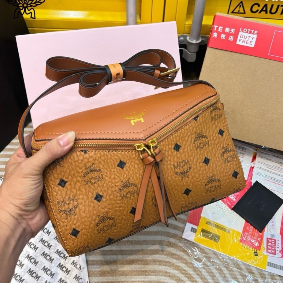 M.C.M Diamant 3D Shoulder Bag in Visetos Leather Mix ดีไซน์ใหม่ กับคอลเลคชั่นสุดปัง สวยหรูในแบบฉบับคนมีสไตล์ ขนาดกำลังดั สะพายง่าย ใช้งานสะดวกคล่องตัว รูปทรงแปลกใหม่มีความเหลี่ยมมุมเหมือนเพชร