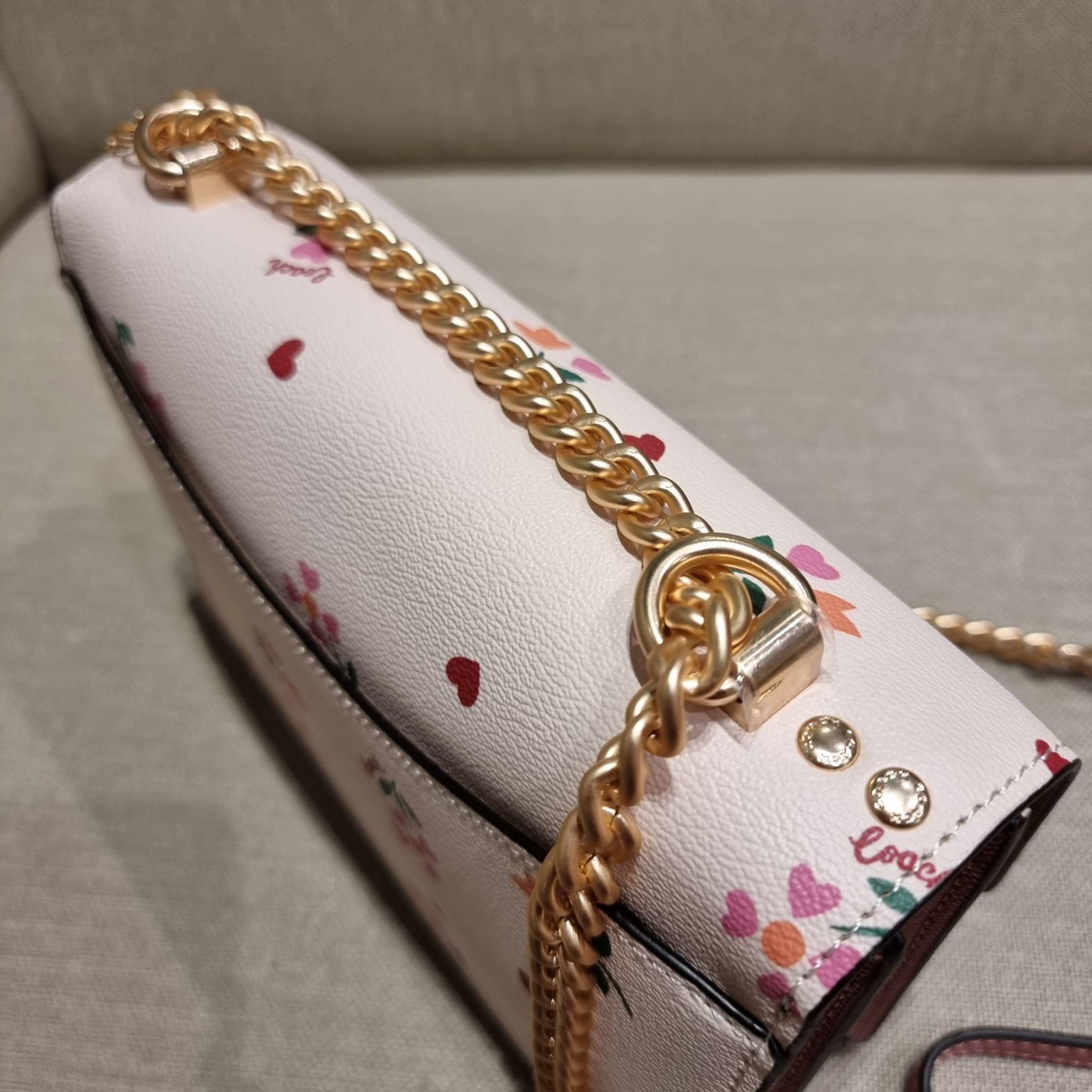 COACH C7596 KLARE CROSSBODY WITH HEART PETAL PRINT หนึ่งคอลเลคชั่นที่ฮิตไม่หยุดยั้ง!! ขายดิบขายดีทุกดีไซน์ รอบนี้มาตอบโจทย์สายหวาน ใหม่ล่าสุด น้องน่ารักม้ากกกก!! กับกระเป๋าสะพายข้าง โทนสีละมุนลูกคุณ!! คือดี!! เพิ่มลูกเล่นช่อดอกไม้หัวใจ ให้มีสีสัน สายสะพาย