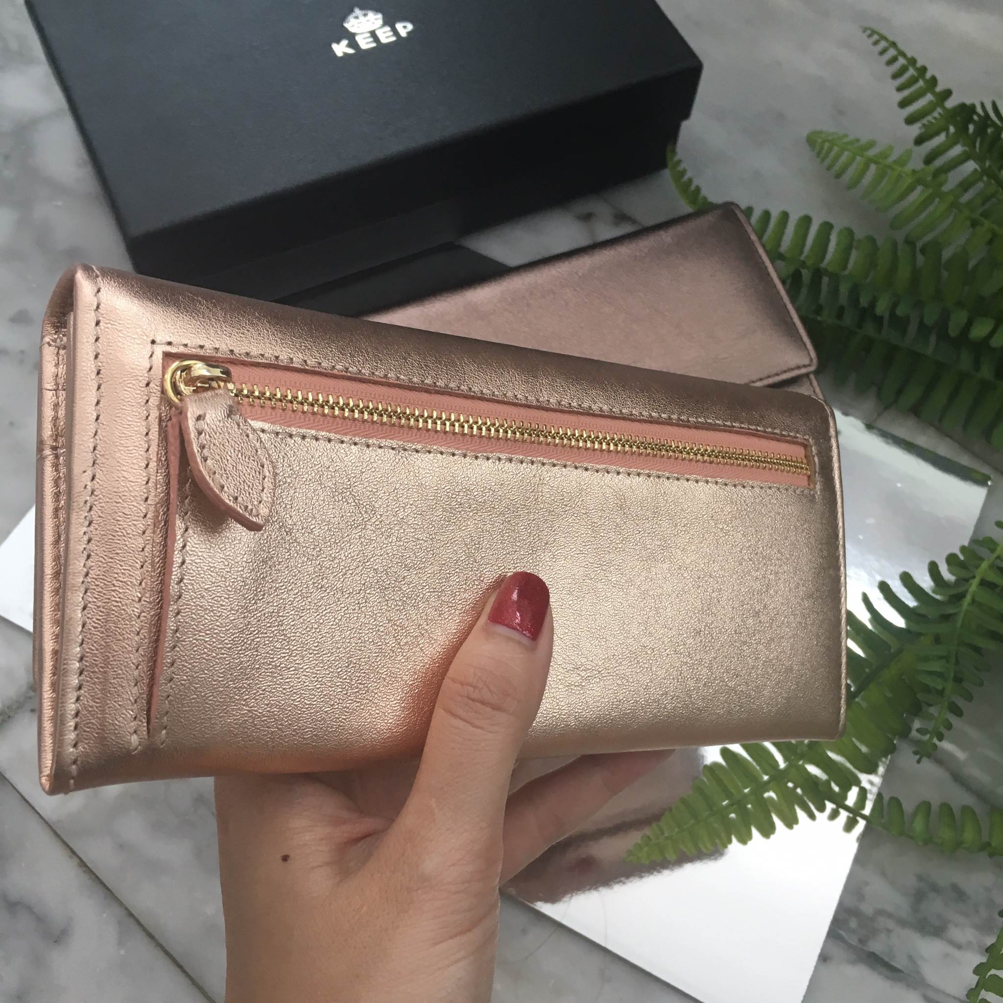 New !! กระเป๋าสตางค์ หนังวัวแท้ จากแบรนด์ KEEP หนังนิ่ม ลายสวยมากคะ รุ่นนี้ เป็นกระเป๋าสตางค์ 2 พับ ด้านในมีช่องใส่บัตรเยอะ และ ช่องซิปใส่เหรียญ ด้านในและ ด้านหลัง ใบนี้ รับประกันความสวยเลยคะ