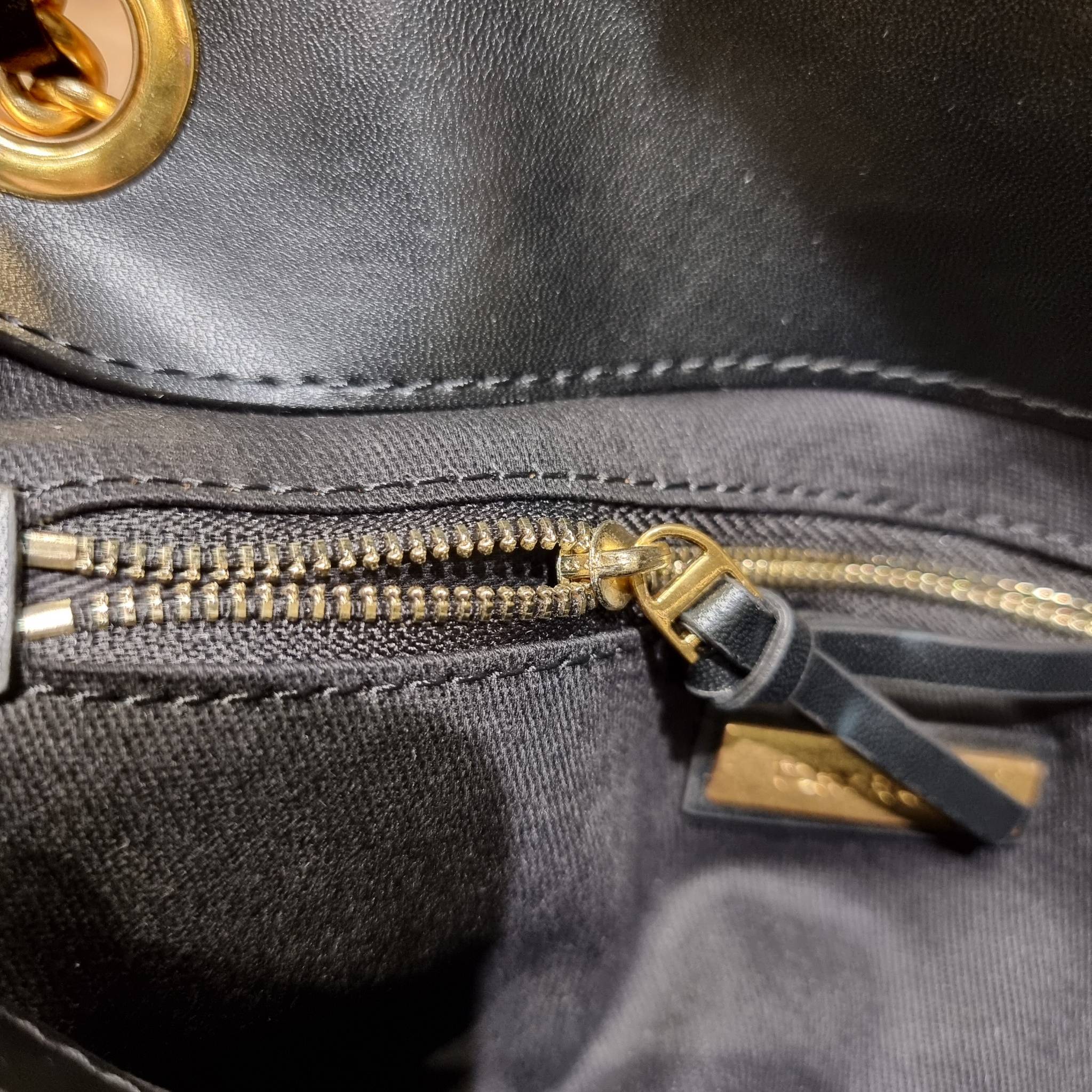 TORY BURCH FLEMING SOFT CONVERTIBLE SHOULDER BAG รุ่นหายากที่สาวๆตามหา มาพร้อมเสิร์ฟความสวยถึงบ้านไปเลยจ้า รอบนี้คัดสีสวยๆมาให้ได้ช้อปกันอย่างจุใจไปเลย กระเป๋าสะพายไหล่ หนังแท้นิ่มเต็มใบ สวยหรูดูแพง เปิด-ปิดด้วยตัวกดล็อคแน่นหนา สายสะพายในตัวปรับใช้ได้ 2 แ