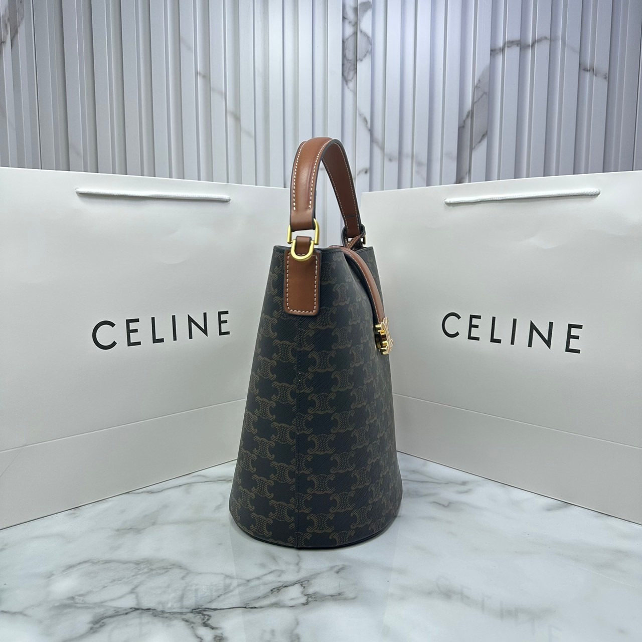 CELINE MEDIUM LOUISE BAG in Triomphe Canvas กระเป๋าสะพายทรงบัคเก็ต กระเป๋าถือพร้อมฆูจับและสายสะพายข้าง งานแคนวาสแท้พิมพ์ลายโลโก้สวยคมชัด เรียบหรู