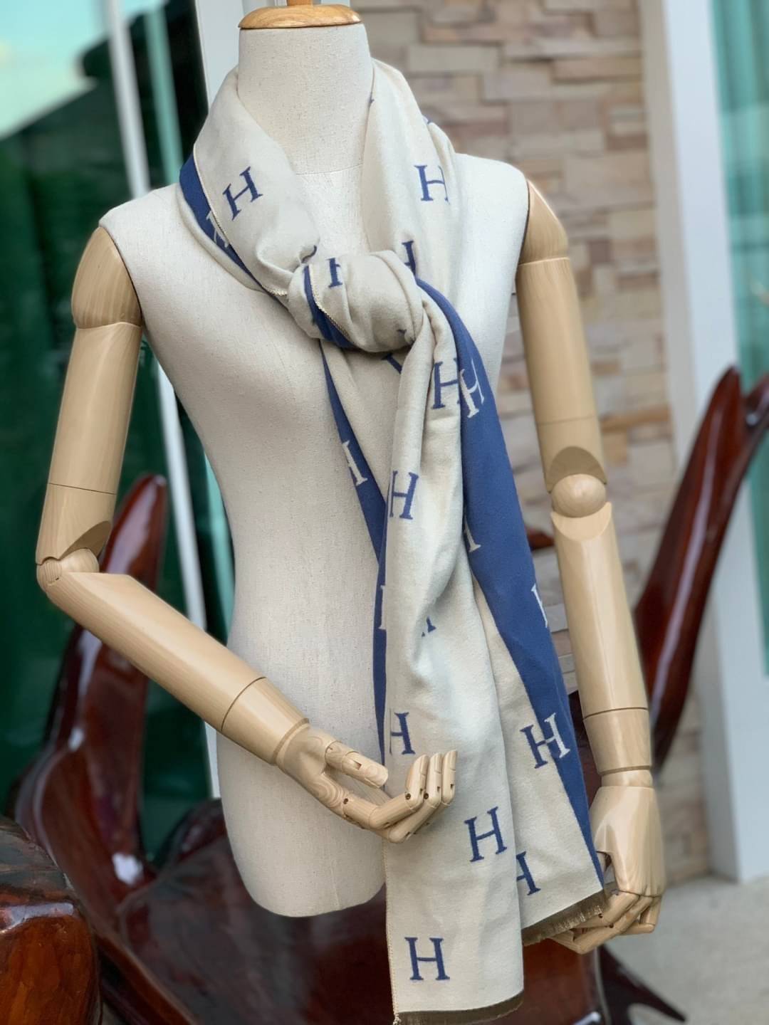 Hermes Women’s Scarves Accessories Scarf อีกหนึ่งแบรนด์ดังจากปารีส ด้วยงานพรีเมี่ยมกิ้ฟ ส่งมอบความรู้สึกดีๆให้กับคนที่คุณรัก ในรูปแบบผ้าพันคอและผ้าคุมไหล่ผืนใหญ่ให้ความอบอุ่น ถักทอด้วยผ้าcashmere ผ้าเนื้อดี สัมผัสนุ่มมือ ทอลายในตัว สีและลายคมชัด เหมาะสำหร