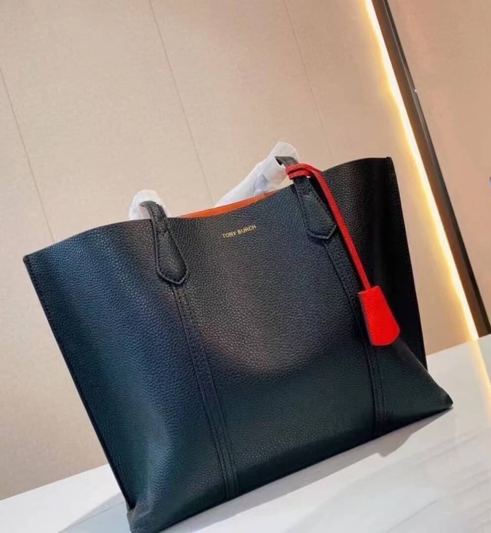 Tory Burch Perry Triple Compartment Tote Bag ออกแบบเพื่อเหมาะใช้งานได้ในชีวิตประจำวัน ใช้วัสดุผสมผสานช่วยให้กระเป๋าเป็นทรงสวยโดยยังคงคุณภาพนิ่ม สวยงามด้วยหนังวัวแท้ เรียบหรูและคลาสสิค สามารถใช้เป็น every day bag ภายในมีช่องแยกใช้งานอย่างชัดเจน ขนาดที่กำลั