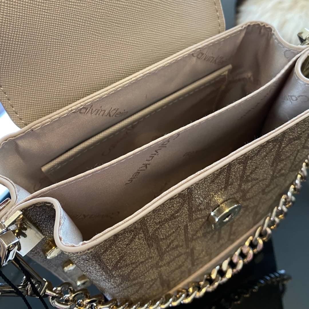 CALVIN KLEIN JEANS crossbody bag กระเป๋าถือหรือสะพาย ลายซิกเนเจอร์แบรนด์ทั้งใบ เปิด-ปิดกระเป๋าด้วยกระดุมแม่เหล็ก ด้านในแบ่งเป็น 2 ช่องหลัก และมีช่องเล็กใส่ของจุกจิก ซับในลายแบรนด์อย่างดี มาพร้อมสายสะพายยาวปรับระดับได้ฟรีไซต์ สามารถใช้ได้หลากหลายโอกาสค่ะ