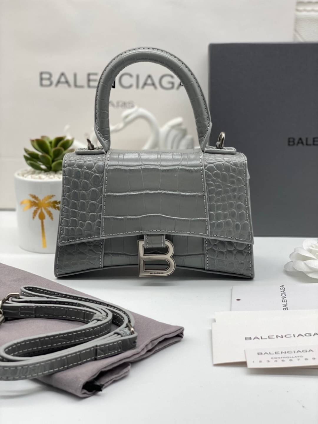 หนังแท้ BALENCIAGA HOURGLASS TOP HANDLE XS Shiny crocodile embossed calfskin การสร้างสรรค์ที่มีเอกลักษณ์เฉพาะตัว หรูหรา โทนสีโดดเด่น วัสดุหนังแท้ลายจระเข้ ภายในโล่งกว้างหนังแนปป้าอย่างดี เกรดออริจินอล ตอบโจทย์ได้ทุกลุค ทุกไลฟ์สไตล์ ภาพสินค้าถ่ายจากงานขายจ