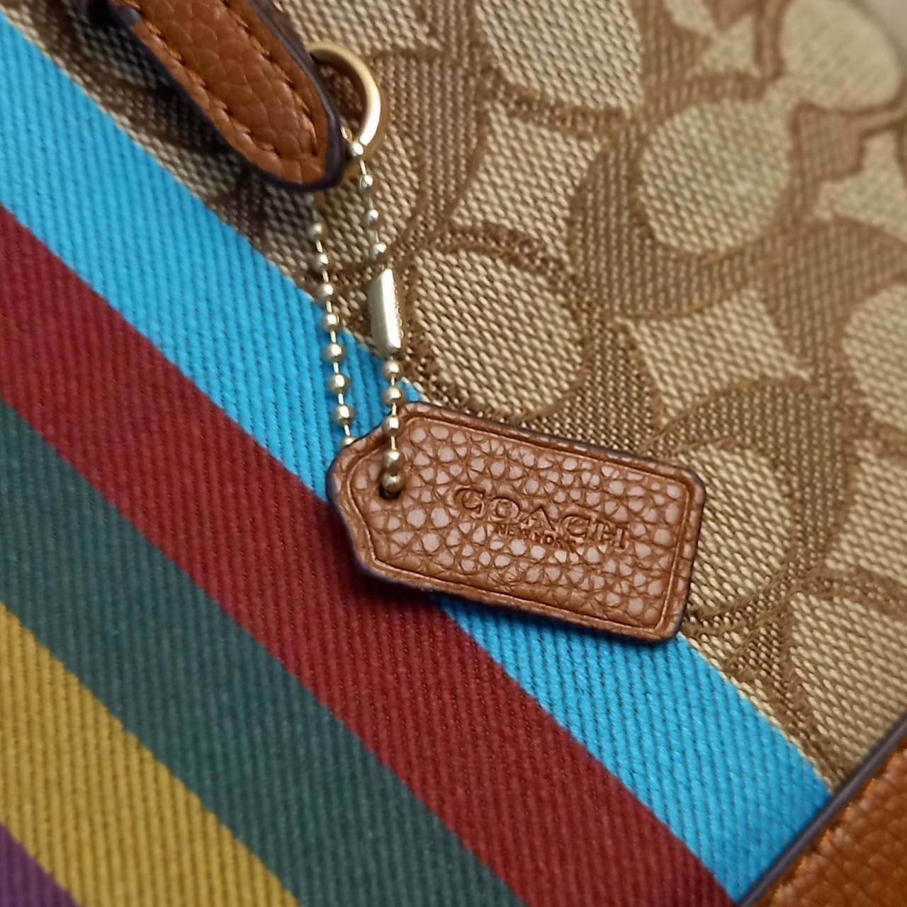 เอาอีกแล้วนะยูวว สวยน่ารักเบอร์นี้ COACH MOLLIE 25 TOTE IN SIGNATURE JACQUARD WITH STRIPES (C4086)🌺รีบมาสวยก่อนใครที่นี่เลย🤩🌈//กระเป๋าถือ กระเป๋าสะพาย ทรง TOTE ขนาดน่ารักกำลังดี ดีไซน์ใหม่ ลวดลายโดดเด่นสะดุดตา//วัสดุJACQUARDทอลาย ผ