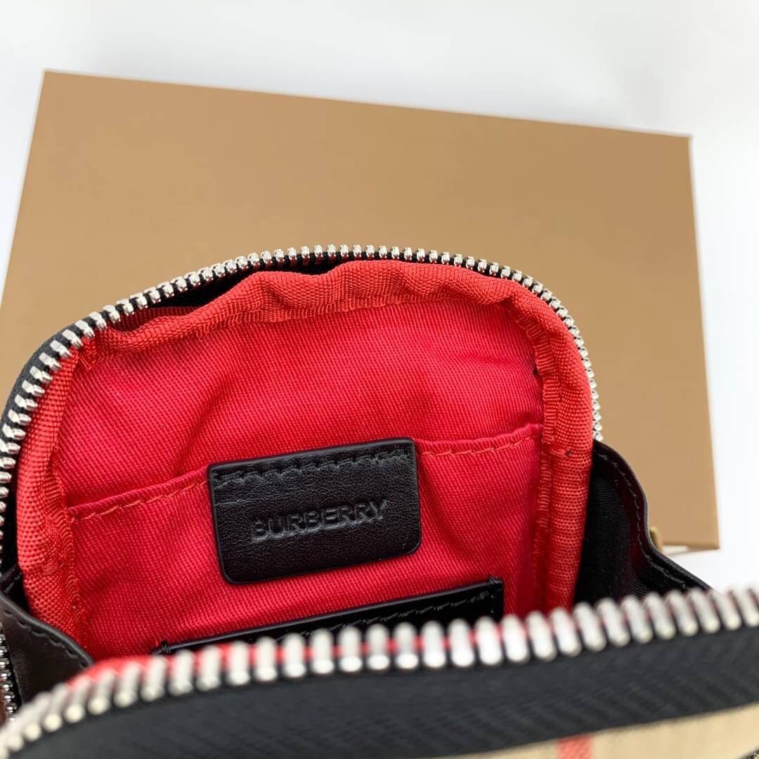 พรีเมี่ยมกิ๊ฟแท้ 💯% 】BURBERRY RYAN SMARTPHONE BAG (Unisex Small Shoulder bag) กระเป๋าใส่โทรศัพท์และของจุกจิกเล็กๆ ด้านหลังมีช่องใส่บัตร งานหนังแท้