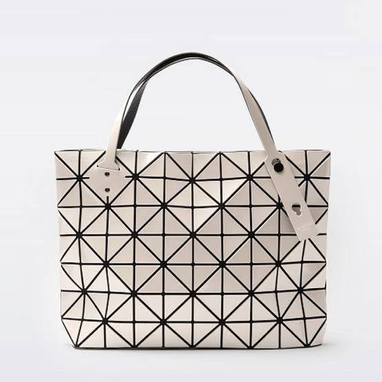 Bao Bao Issey Miyake ROCK MATTE ซีรีส์นี้จะเป็นทรงสี่เหลี่ยมผืนผ้า มีซิปปิดด้านบน ถือเป็นรุ่นที่เหมาะกับการใช้งานในชีวิตประจำวัน สามารถพับมุมและบริเวณด้านล่างของกระเป๋าเพื่อเพิ่มความสะดวกสบายในการใช้งาน ทั้งยังช่วยให้วางกระเป๋าในแนวตั้งได้อีกด้วย แผ่นต่อส
