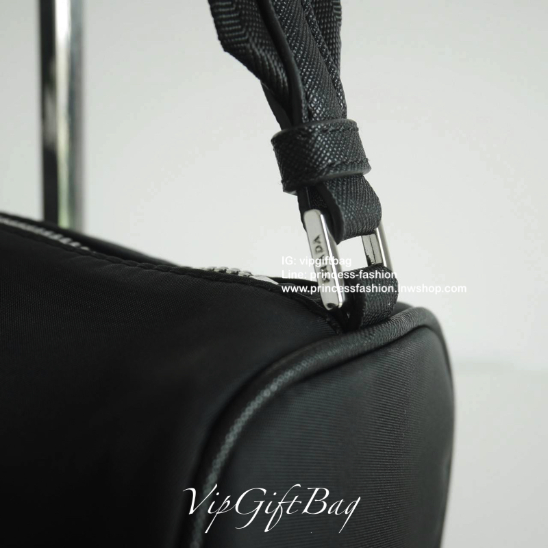 New Arrival Prada Handbag New Collection 2019 วัสดุทำจากผ้า Nylon กันน้ำได้คะ เปิดปิดด้วยซิป อะไหล่เงินทั้งใบ ด้านข้างประดับด้วยโลโก้แบรนด์ เห็นใบเล็กๆ จุของได้เยอะมากคะ กระเป๋าตังค์ยาว เครื่องสำอางค์ เหลือๆ คะ ด้านในบุผ้าลายแบรนด์ มีช่องซิป และ โลโก้แบรน