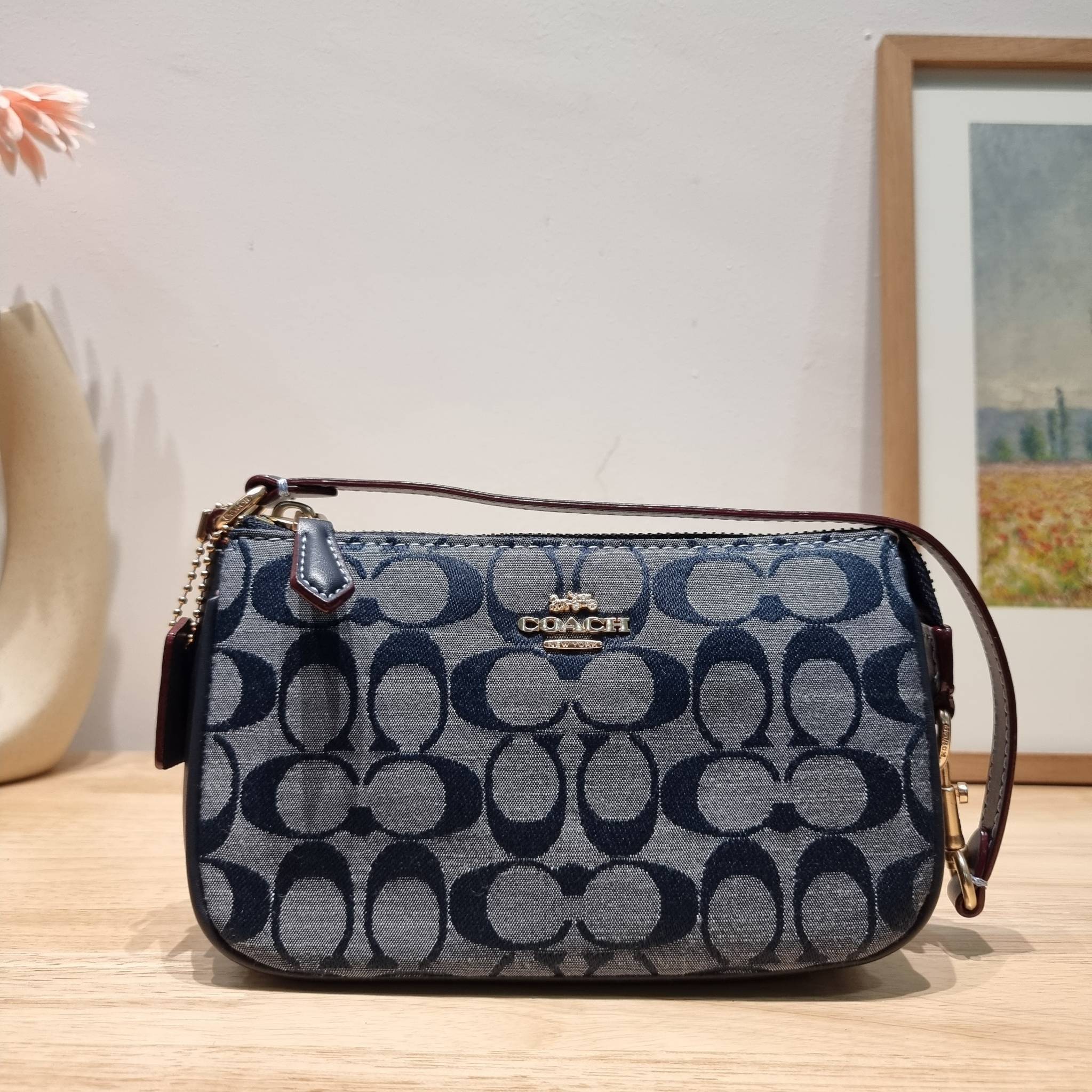 COACH Nolita 15 In Signature Chambray C8665 พร้อมส่ง คอลเลคชั่นใหม่ น่ารักน่าใช้ ในสไตล์คลาสสิค กระเป๋าทรงพอชขนาดมินิ สาวๆเห็นใบจริง ยังไงก็ต้องหลงรักไอเท็มนี้แน่นอนจ้า