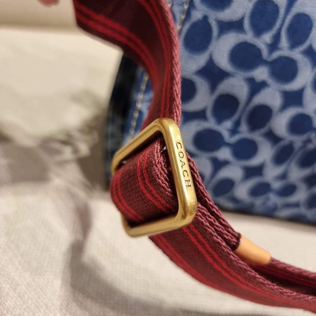 COACH CA580 FIELD TOTE 22 IN SIGNATURE DENIM คอลเลคชั่นสุดคลาสสิค ดีไซน์สวยหรูดูแพงในไอเท็มเดียว กระเป๋าทรงโท้ท ไซส์กำลังสวย น่าใช้ ชิคๆคูลๆมาก ฟังก์ชั่นการใช้งานสะดวกที่สุด มีทั้งสายคล้องแขนในตัว และสายครอสบอดี้แบบสปอร์ตเส้นใหญ่ วัสดุผ้าเดนิมตกแต่งลวดลาย