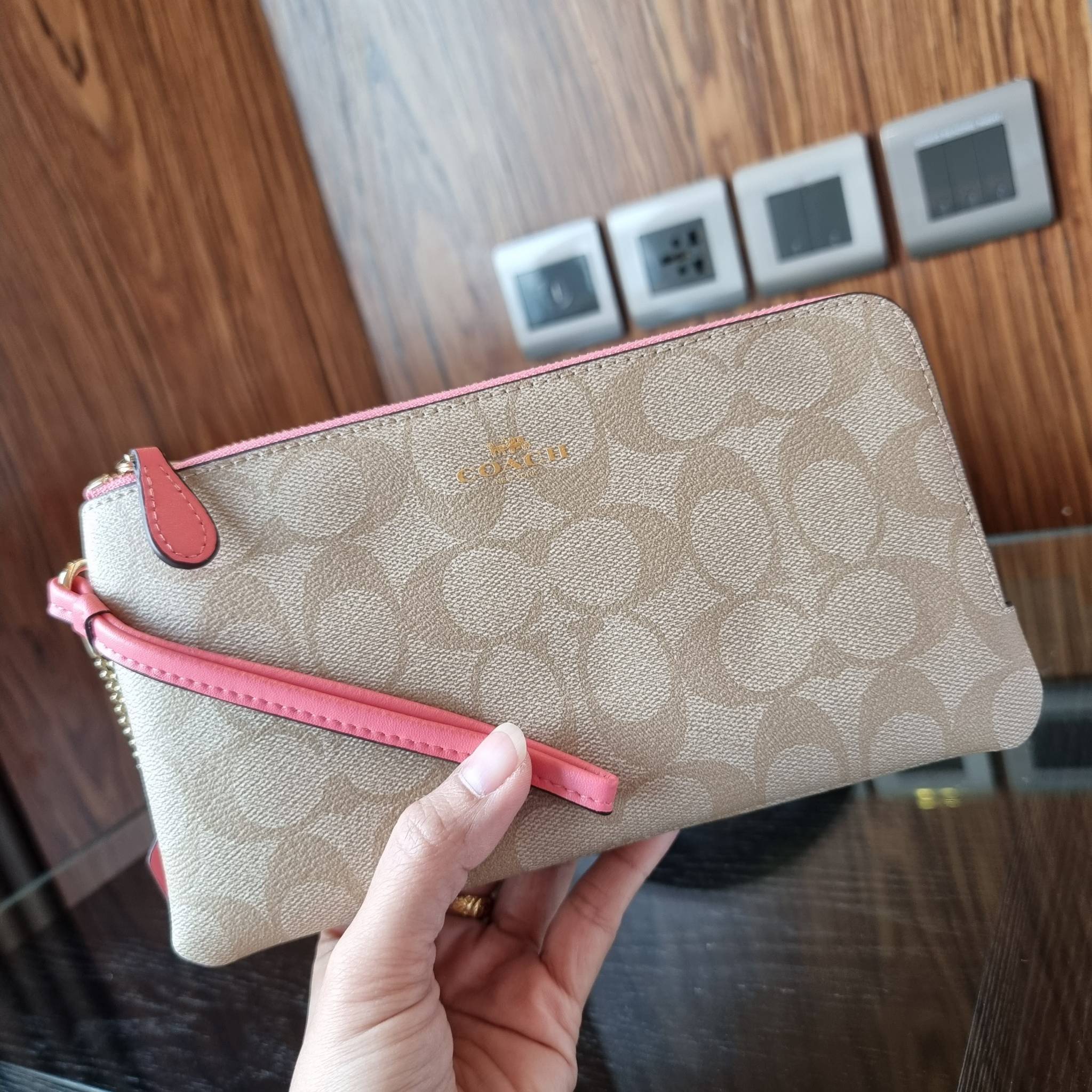 COACH F54057 DOUBLE ZIP WALLET IN SIGNATURE กระเป๋าคล้องมือ size L ใบนี้ใส่มือถือได้ทุกรุ่น ขนาดกำลังดี พกพาสะดวกมากๆ วัสดุหนังสังเคราะห์ ภายในเป็นผ้าสีสวยคม ใส่ธนบัตร ใส่บัตรได้เยอะ ใส่มือถือได้สบายๆทุกรุ่น ตอบโจทย์สาวๆที่ไม่ชอบพกเยอะวุ่นวายจ้า ใบนี้เอาอ