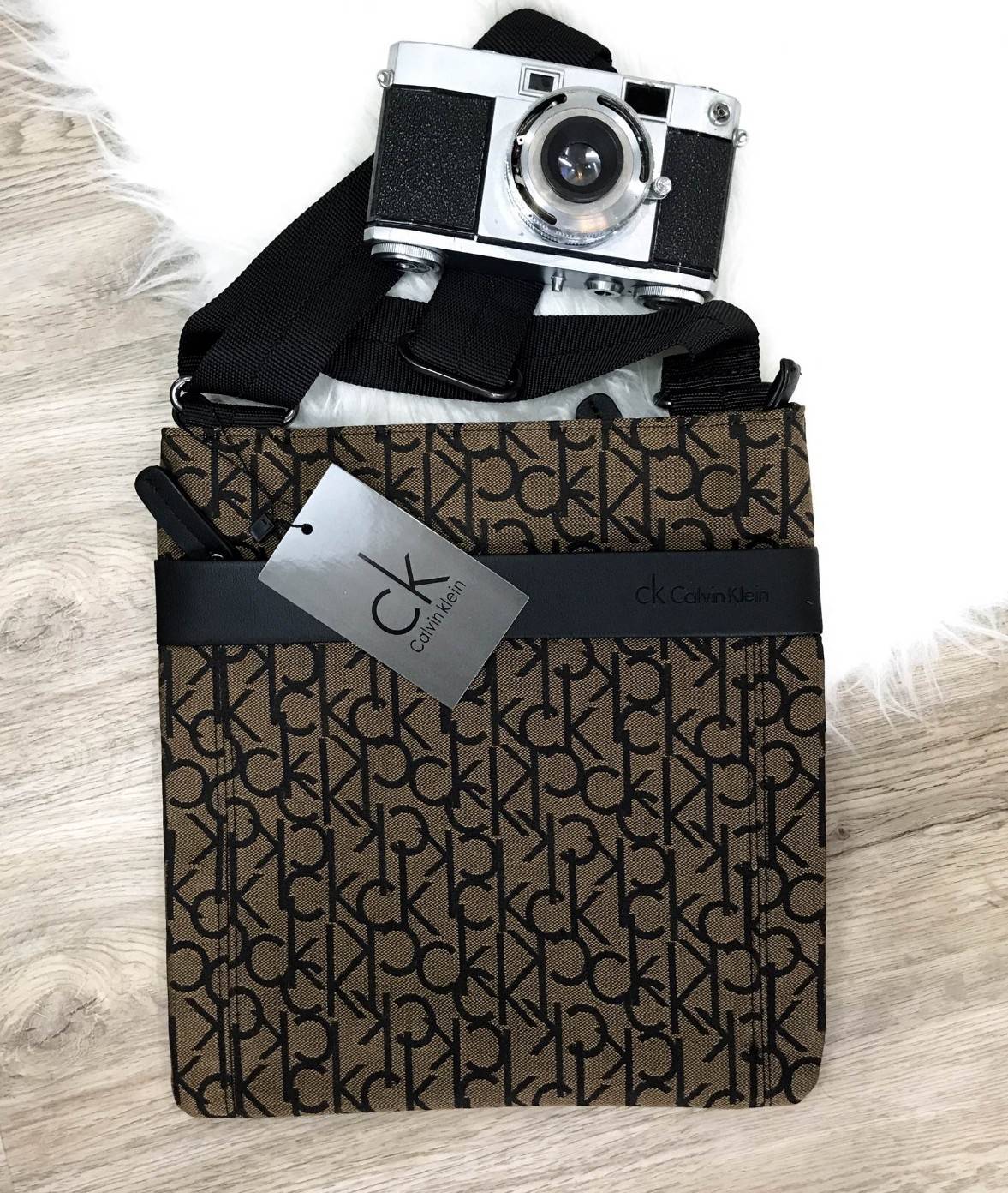 CALVIN KLEIN JEANS CROSSBODY BAG กระเป๋าสะพายรุ่น Limited Edition จาก Calvin Klein Jeans วัสดุ Canvas + Polyester 100% คุณภาพดี เนื้อหนา ลาย Ck ด้านหน้ามีโลโก้ Calvin Klein พร้อมช่องซิป 1 ช่อง เปิดปิด ด้วยซิปสะดวกใช้ ภายในมีโลโก้ เเละช่องซิป ขนาดกำลังดี ใ