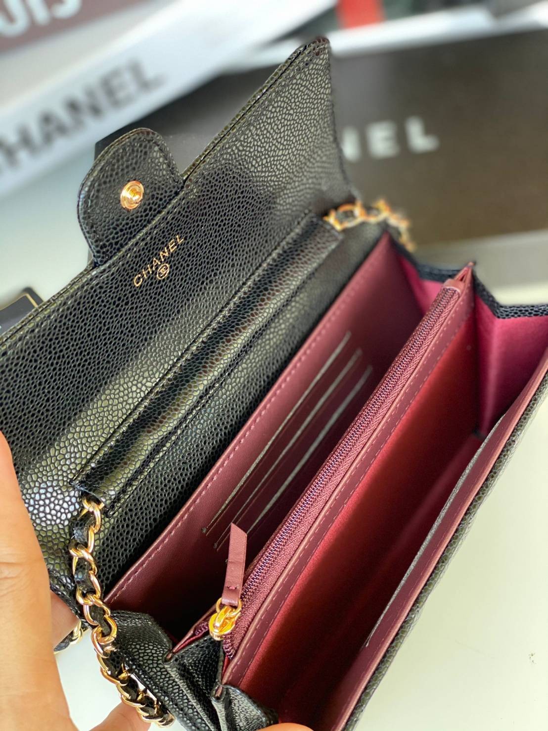 หนังแท้ CHANEL WALLET WITCH CHAIN พร้อมส่งที่ไทย ภาพสินค้าถ่ายจากงานขายจริง ใช้งานต่างประเทศได้ รุ่นยอดนิยมไอเท็มฮิตวัสดุหนังคาเวียร์สวยคลาสสิคเปิดปิดด้วยฝาปิดกระดุมด้านหน้ามีโลโก้แบรนด์อะไหล่สวยหรูดูดีมาพร้อมสายโซ่อะไหล่เงินและทอง ร้อยหนังจะสะพายไหล่ หรื