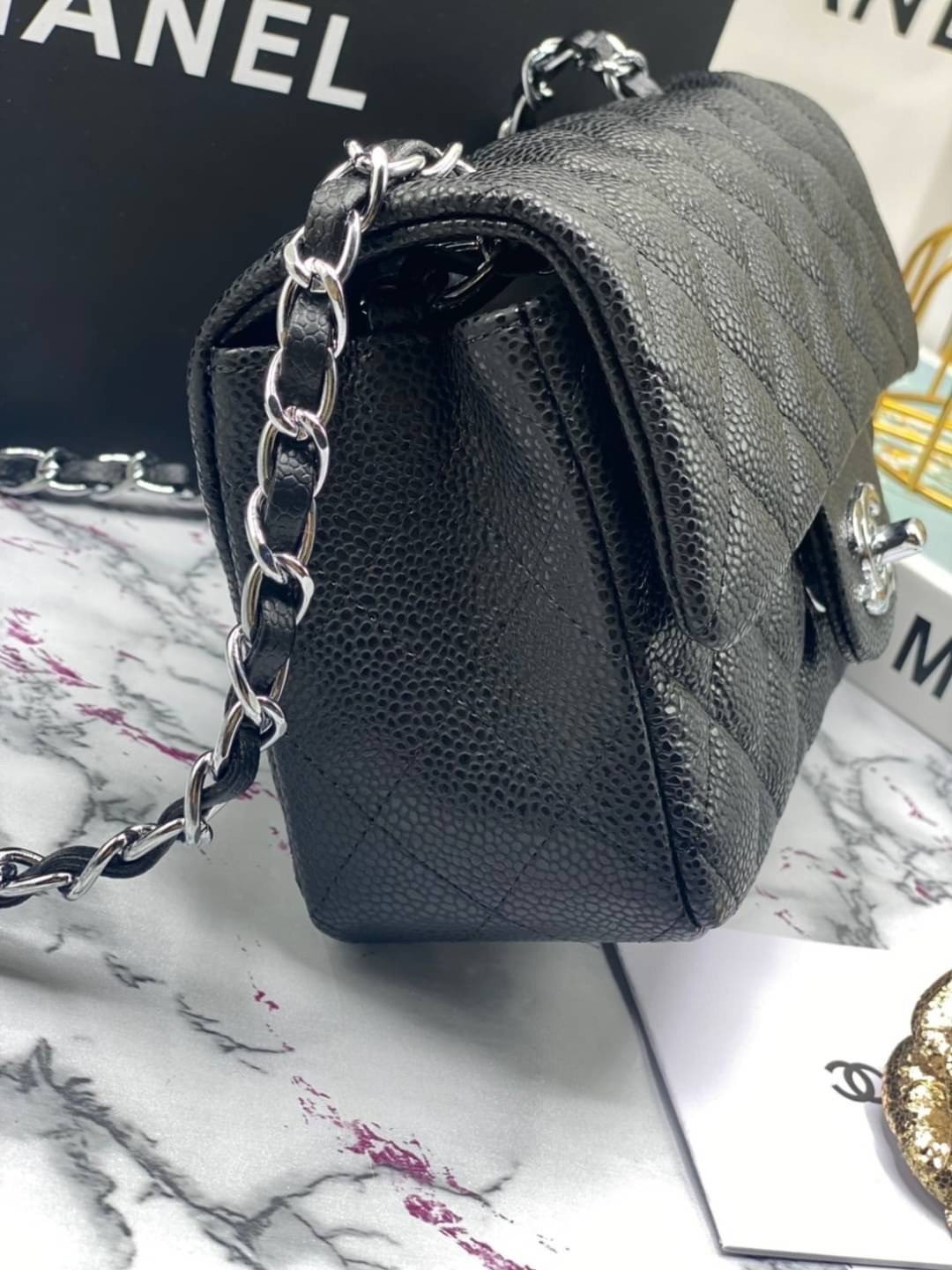 หนังแท้ CHANEL classic 8" black caviar รุ่นยอดนิยมไอเท็มฮิตวัสดุหนังคาเวียร์สวยคลาสสิค ด้านหน้ามีโลโก้แบรนด์อะไหล่ทอง/เงินสวยหรู ภายในสีแดงเบอกันดี้ เป็นใบยอดนิยมของสาวๆ เลยค่าา พร้อมส่งที่ไทยไม่ต้องรอพรีฯ สาวก Chanel Must Have! นะคะ