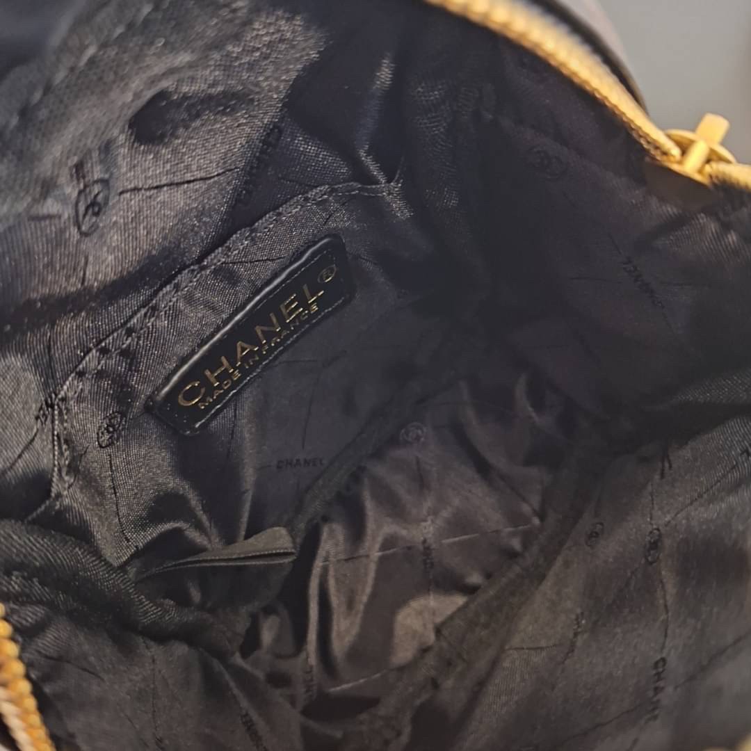 กระเป๋าสะพายข้างทรงยอดนิยม สวยหรู CHANEL VIP แบรนด์ดัง ตัวกระเป๋าหนังนิ่ม ขนาดกำลังน่ารัก อะไหล่ทองเข้มวินเทจ ด้านหน้าประดับโลโก้แบรนด์สีทอง