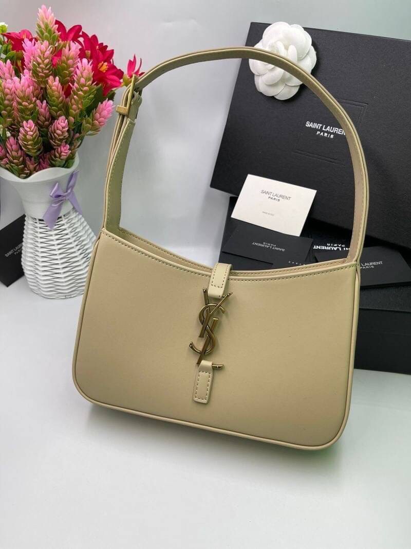 3สี VIP GIFT 】หนังแท้ Saint Laurent Le 5 à 7 Leather Hobo Bag รุ่นยอดนิยม รุ่นหายาก รุ่นที่สาวๆตามหา ใบนี้เลย!! สวยหรู กระเป๋าสะพายไหล่ ดีไซน์อยู่ทรง คลาสสิคแฝงความหรูด้วยโลโก้สีทองอร่ามโดดเด่น วัสดุหนังเรียบ สาวๆที่รออยู่ต้องรีบจัด รีบมีเป็นของตัวเองกันน