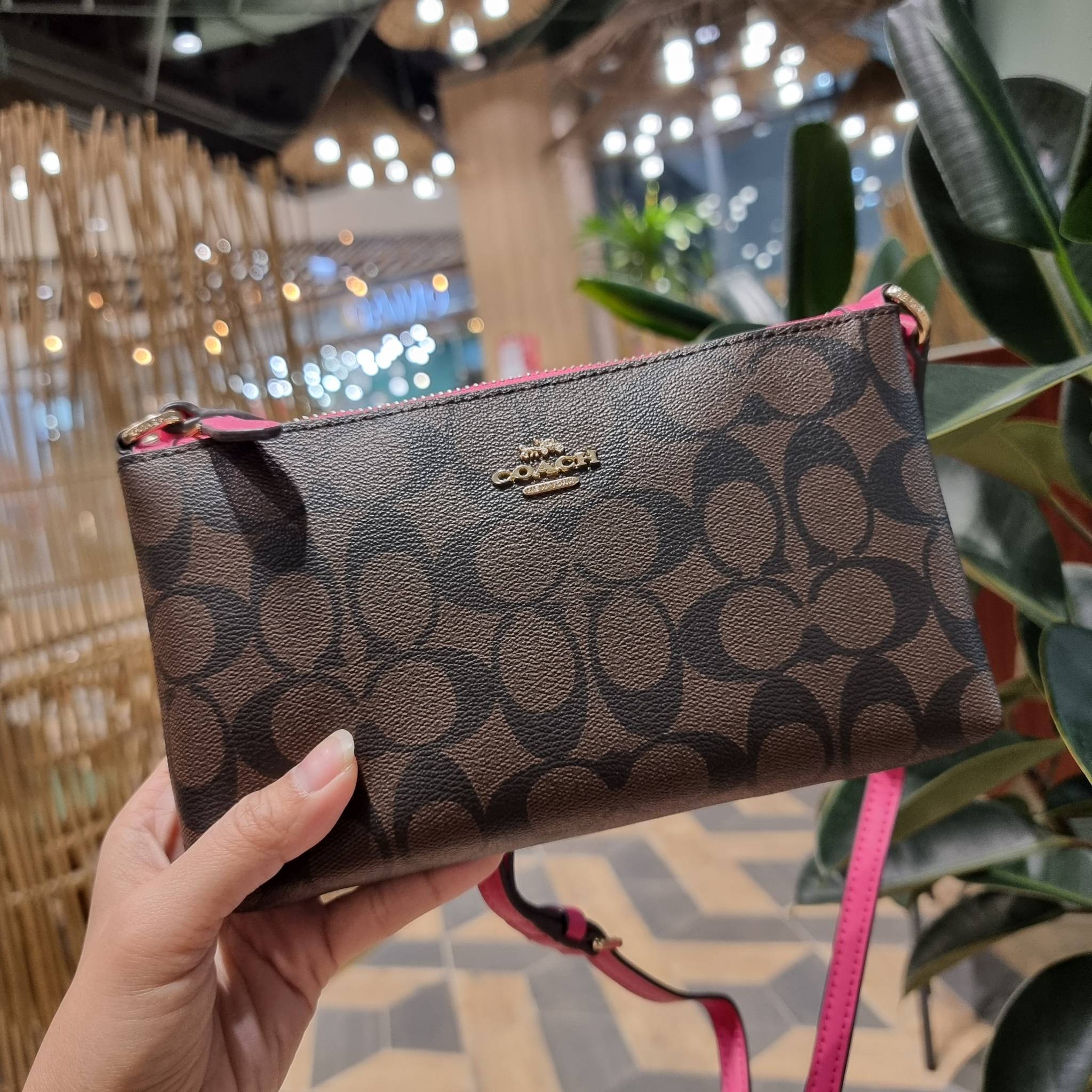 COACH C1653 ZIP TOP CROSSBODY SIGNATURE CANVAS คอลเลคชั่นใหม่ ปังและสวยไปอีกหนึ่ง สาวๆตามหาต้องไอเท็มนี้ กระเป๋าสะพายข้าง ใช้งานง่าย สายสะพายในตัว ปรับได้สบายๆ ดีไชน์รูปทรงออกมาคลาสสิค น่าใช้ วัสดุหนังแคนวาส เปิด-ปิดด้วยซิป ภายในเป็นช่องโล่ง มีช่องใส่บัตร