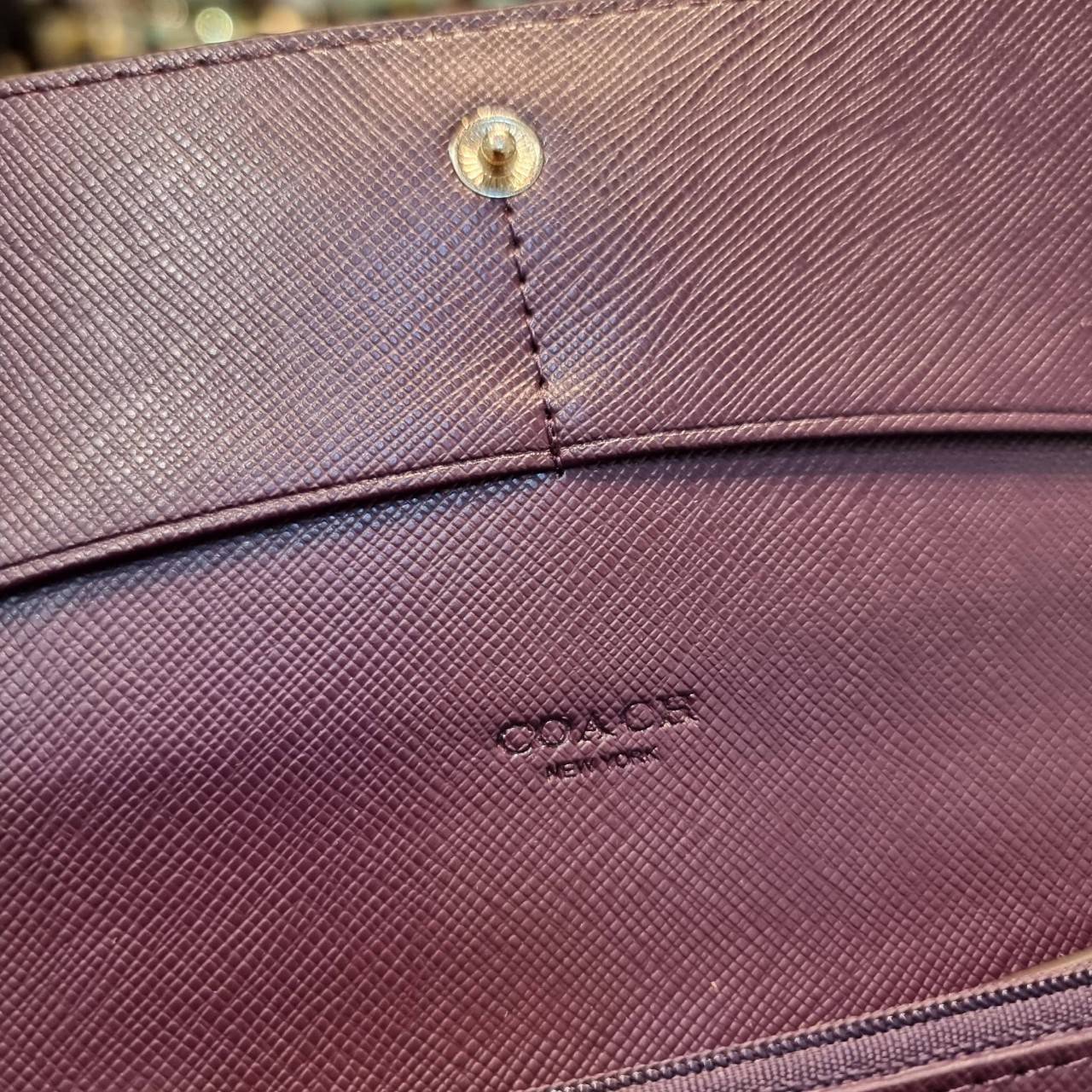 COACH F53763 TRIFOLD WALLET IN SIGNATURE กลับมาแล้วจ้า!! รุ่นขายดี!! 💓 ดีไซน์ใหม่ กระเป๋าสตางค์ใบยาว แถมที่ห้อยใส่บัตรแยกให้ (ถอดออกได้) น่ารักมากๆ ใช้งานง่าย เปิด-ปิดด้วยกระดุม ภายในใส่ธนบัตร ใส่บัตรได้เยอะ ใส่มือถือได้ไปอีก!! จุใจสุดๆ บอกเลยว่าใ