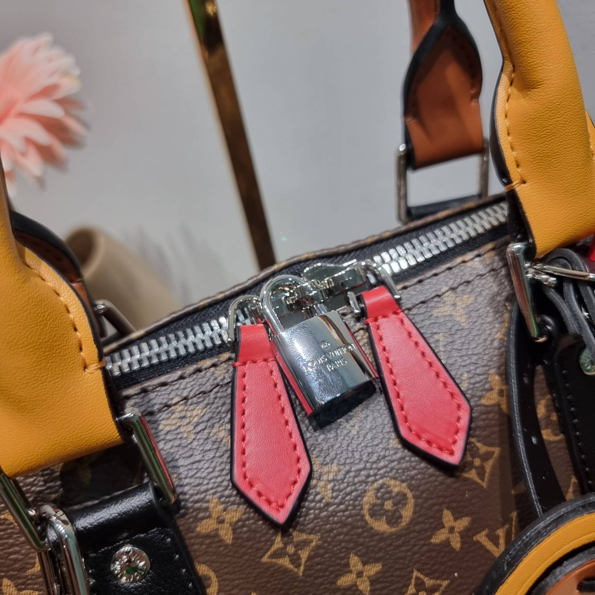 LV KEEPALL BANDOULIERE กระเป๋าเดินทางสุดชิค ที่ทำให้การเดินทางไม่ธรรมดาอีกต่อไป ด้วยลูกเล่น patch แท็กห้อย และใบลูก ที่จัดมาให้ได้เก๋ๆ ไม่ซ้ำใคร วัสดุหนังแคนวาสคุณภาพดี ดีไซน์ลวดลายโมโนแกรมเอกลักษณ์ ซิปมีตัวล็อคไว้ให้แน่นหนา มีสายสะพายครอสให้ ภายในโล่งกว้