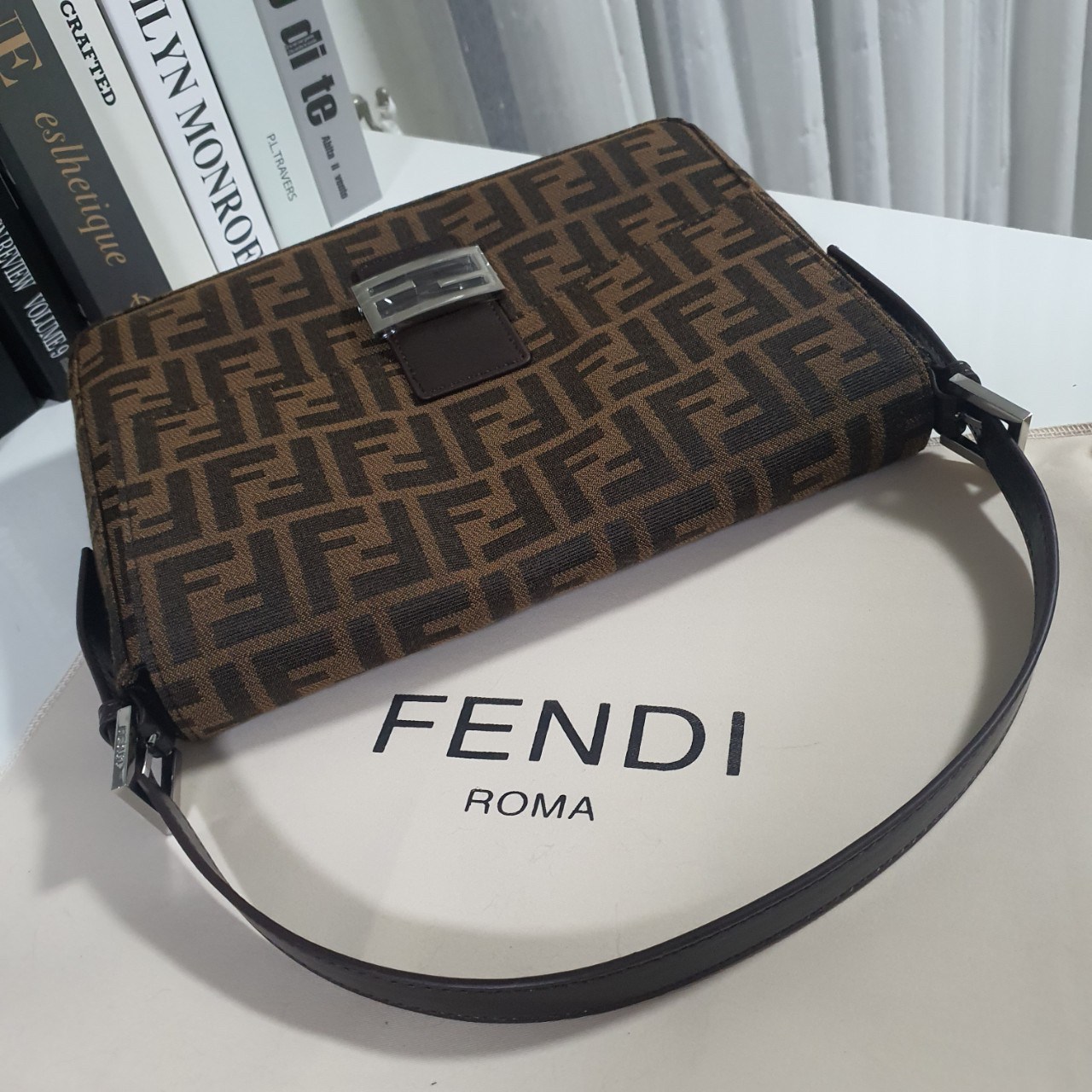 FENDI MAMMA BAGUETTE ZUCCA BROWN FABRIC BAG (GWP) พรีเมี่ยมกิ๊ฟ Limited Edition จาก FENDI วัสดุ CANVAS พิมพ์ลายแบรนด์ เปิดปิดด้วยฝาปิดกระดุมแม่เหล็ก ภายในมีช่องซิป ใส่ของแยกอีกช่อง สามารถใส่กระเป๋าสตางค์ยาว iphone เงิน ของจุกจิกได้ มาพร้อมสายสะพาย2แบบ ถอด