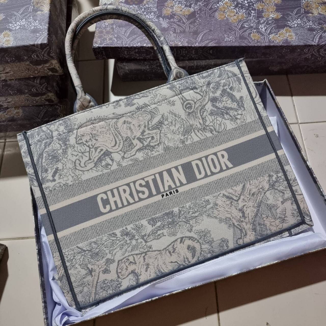VIP 】HOT ARRIVAL!! DIOR CD SHOPPING BAG WITH GWP กระเป๋าทรงช้อปปิ้งใบใหญ่ จุใจ!! พรีเมี่ยมกิ๊ฟรุ่นดับเบิ้ลฮอต ดีไซน์คลาสสิควินเทจ สวยหรู วัสดุผ้าแคนวาสลายกราฟฟิค ภายในโล่งกว้างมากๆ ใส่ของจุสุดๆ โน้ตบุ้ค ไอแพด กระเป๋าสตางค์ มือถือ หรือเสื้อผ้ายังได้ สะพายค
