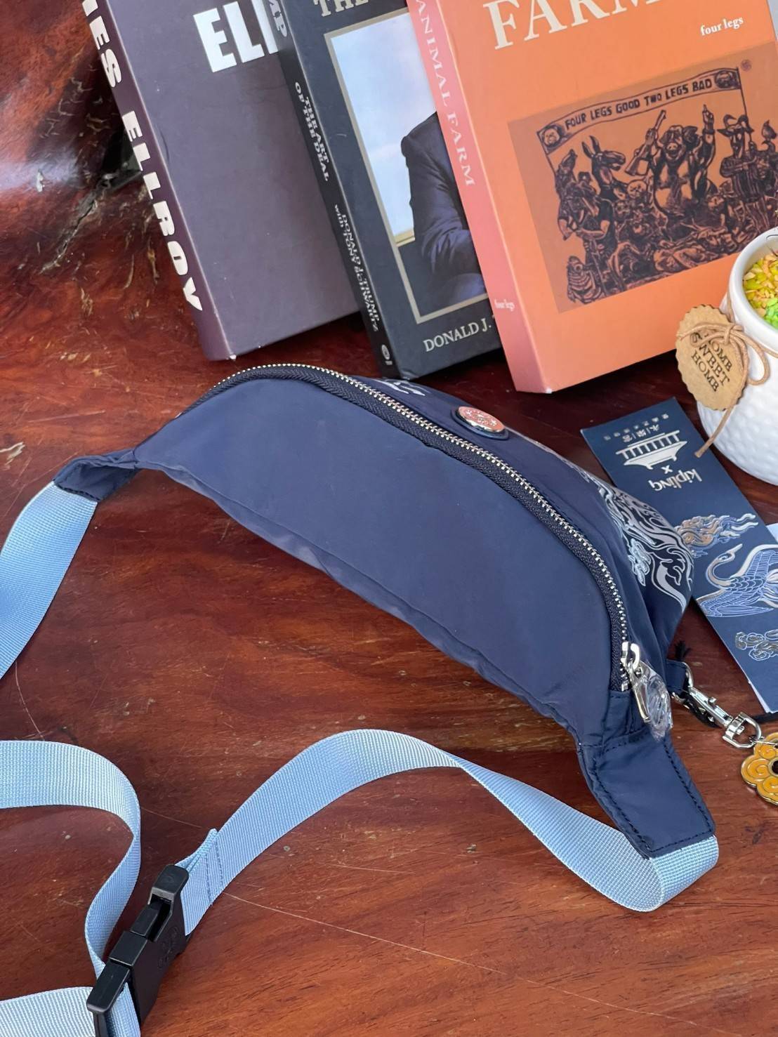 KIPLING X YONGLE PALACE COLLECTION รุ่น FRESH CROSSBODY BAGS กระเป๋าคาดอกรุ่นนี้เป็นการเฉลิมฉลองพระราชวังที่มีประวัติอันแสนยาวนานนับร้อยๆปีจากประเทศจีน ด้วยลวดลายด้านหน้าที่ออกแบบมาอย่างเป็นเอกลักษณ์สวยงามมีมนต์ขลัง ขนาดของกระเป๋าคาดอกใบนี้ทำให้คุณรู้สึกค