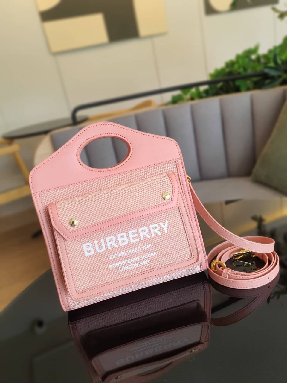 BURBERRY Mini Pocket Bag in Bright Red/dusky Pink / BURBERRY FRAGRANCES MINI TOTE BAG ตัวกระเป๋าเป็นผ้าตัดหนัง Lambskin นิ่มสวยหรูดูดี สีสันพาสเทล **น่ารักมากๆ มีช่องกระเป๋าหน้าเล็กให้1ช่อง ภายในช่องหลักโล่งกว้าง