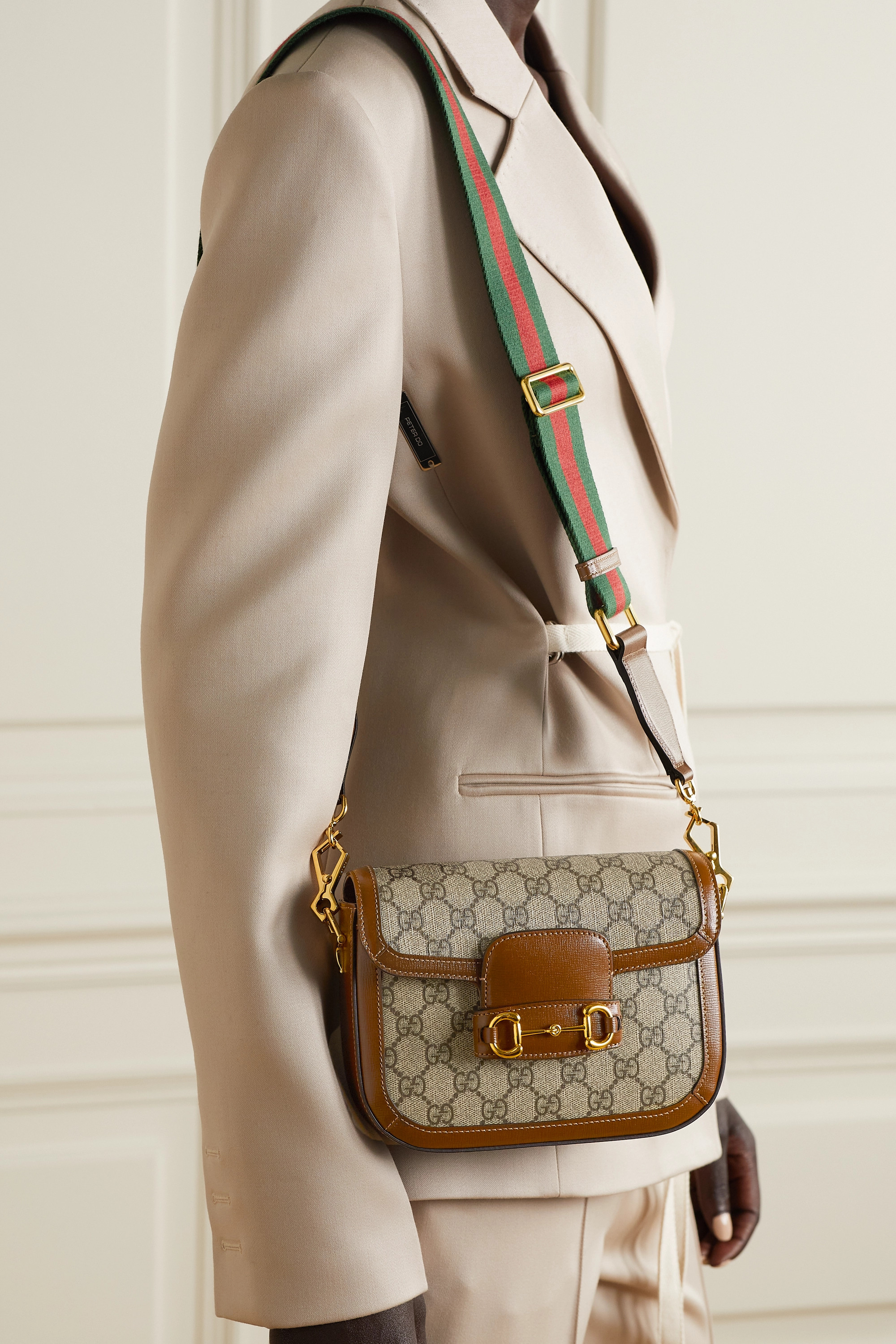 VIP GIFT 】หนังแท้ GUCCI Horsebit 1955 mini bag GG Supreme canvas ที่สุดของรุ่นที่ฮอตหนักมาก คอลเลคชั่นที่ยอดขายดีตั้งแต่วันแรกที่ลง shop ด้วยรูปทรงที่กะทัดรัด ตอบโจทย์ได้ทุกลุค ทุกไลฟ์สไตล์ ใช้งานได้ง่ายคล่องตัว เรียกได้ว่าใครไม่มีได้ยังไง สวยขนาดนี้!!