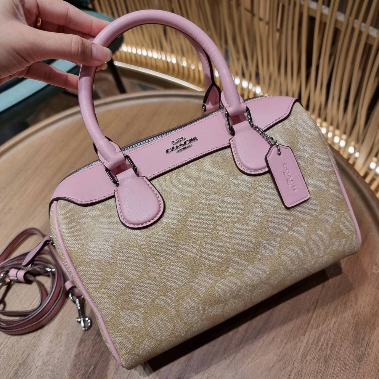 COACH F32203 MINI BENNETT SATCHEL IN SIGNATURE CANVAS กลับมาอีกครั้ง!! กับกระเป๋าทรงหมอนยอดฮิต 🥳 มีกี่สีก็ขายหมด วัสดุหนังแคนวาสเคลือบลาย ทรงสวยใช้งานได้ทุกโอกาส ภายในโล่งกว้างใส่ของได้เยอะ มีหูจับในตัว และสายสะพาย crossbody ปรับได้ตามตัว ใบนี้ไม่
