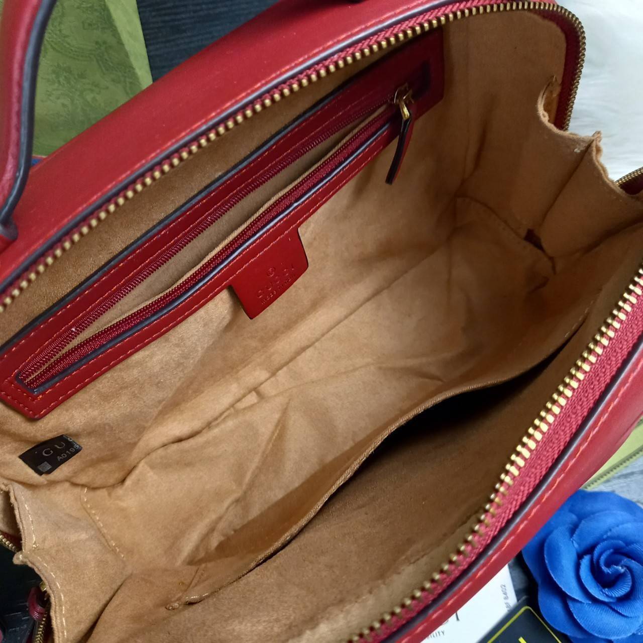 VIP GUCCI GG MARMONT TOP HANDLE SHOULDER BAG / BOLSA GG MATELASSE กระเป๋าถือ กระเป๋าสะพาย คอลเลคชั่นสุดหรู มาพร้อมสายสปอร์ตสะพายยาว สามารถปรับระดับได้ ถอดได้ เป็นอีกรุ่นที่โดดเด่นมากๆ การใช้งานคล้องตัวสุดๆ โดดเด่นด้วยโลโก้ GG ขนาดใหญ่เป็นเอกลักษณ์