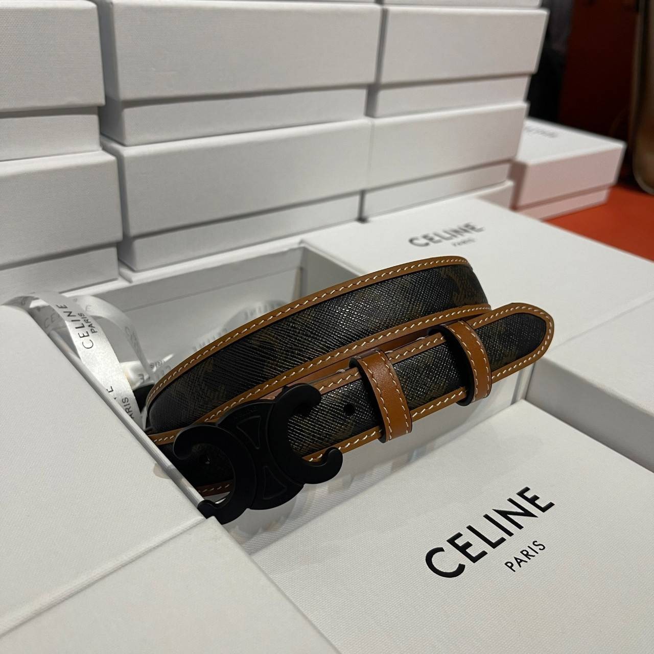 หนังแท้ Ori CELINE BELT LOGO 25MM / Celine Vintage Logo Leather Belt ออริจินอลเกรด รุ่นนี้สวยมากหนังดีมากแบบเทียบแท้หนังนิ่มมาก ทำจากหนังแท้ งานละเอียด ตัตเย็บสวยงาม หนังดีถอดแบบมาจากของแท้ หัวเข็มขัดโลโก้แบรนด์แบบ 3D Vintage สีดำ ปั้มโลโก้คมชัดคล้ายของจร