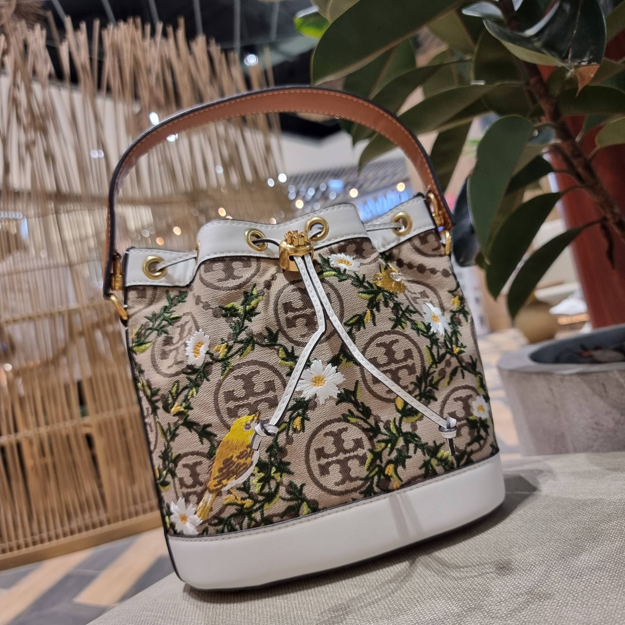 TORY BURCH T MONOGRAM JACQUARD EMBROIDERED BUCKET แรร์ไอเท็มรุ่นยอดฮิต ใบใหญ่ไซส์กำลังดี!! ที่สุดของรุ่นที่ตามหา!! สวยสุดกับดีไซน์ลายปัก ที่ดูแพง!! กระเป๋าบัคเก็ตทรงสวย ที่ดาราเซเลปใช้กันมากมาย ในราคาที่จับต้องได้ โดดเด่นด้วยลวดลายเอกลักษณ์ และลายปักธรรมช